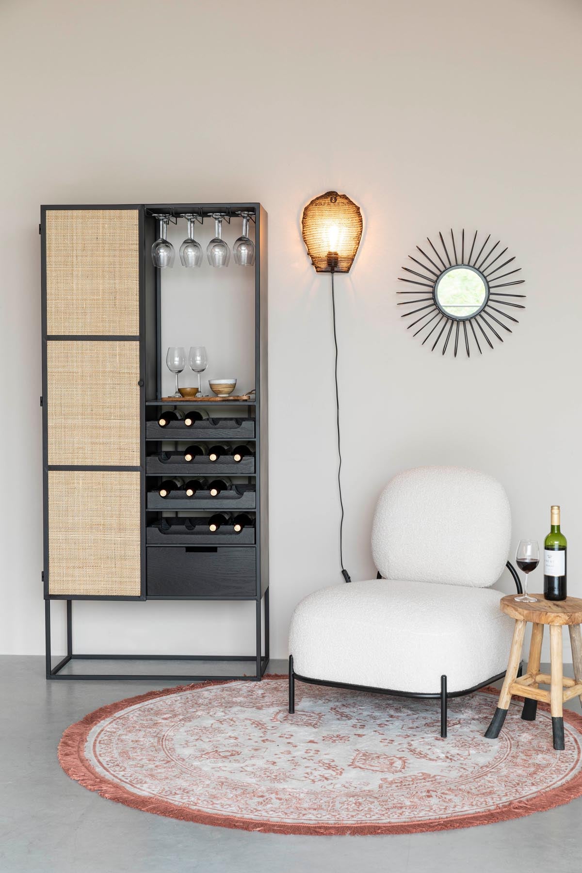 Weinregal Guuji High in Schwarz/Natur präsentiert im Onlineshop von KAQTU Design AG. Weinregal ist von White Label Living