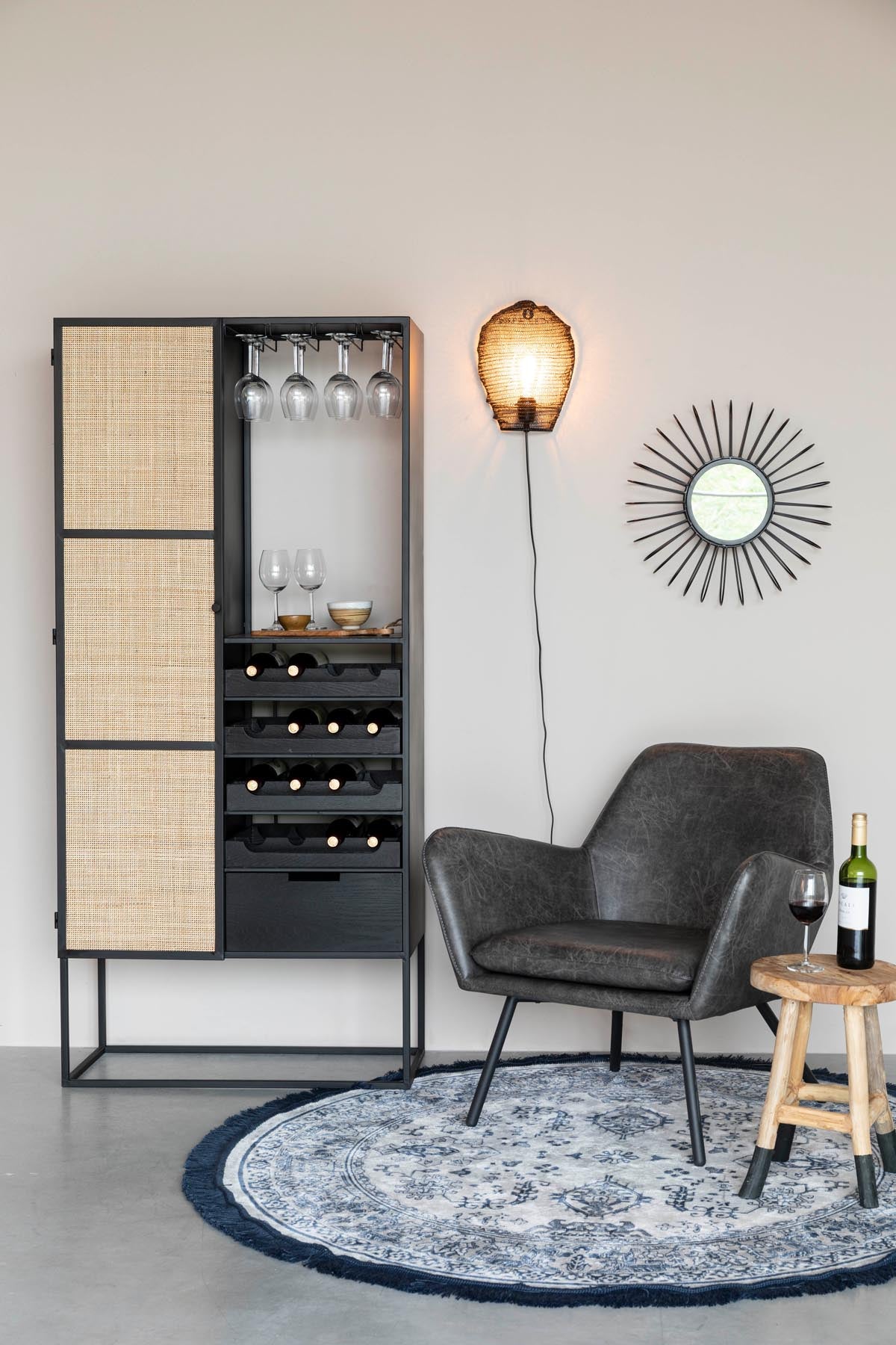 Weinregal Guuji High in Schwarz/Natur präsentiert im Onlineshop von KAQTU Design AG. Weinregal ist von White Label Living