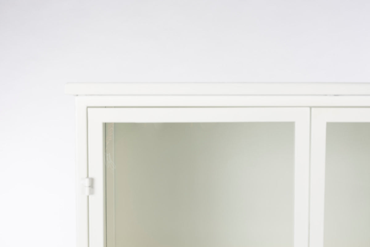 Cabinet MIYA HIGH 2türig in Weiss präsentiert im Onlineshop von KAQTU Design AG. Vitrine ist von White Label Living