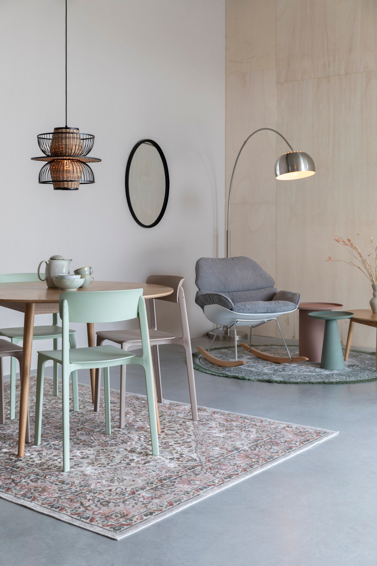 Stehleuchte Bow in Silber präsentiert im Onlineshop von KAQTU Design AG. Stehleuchte ist von White Label Living