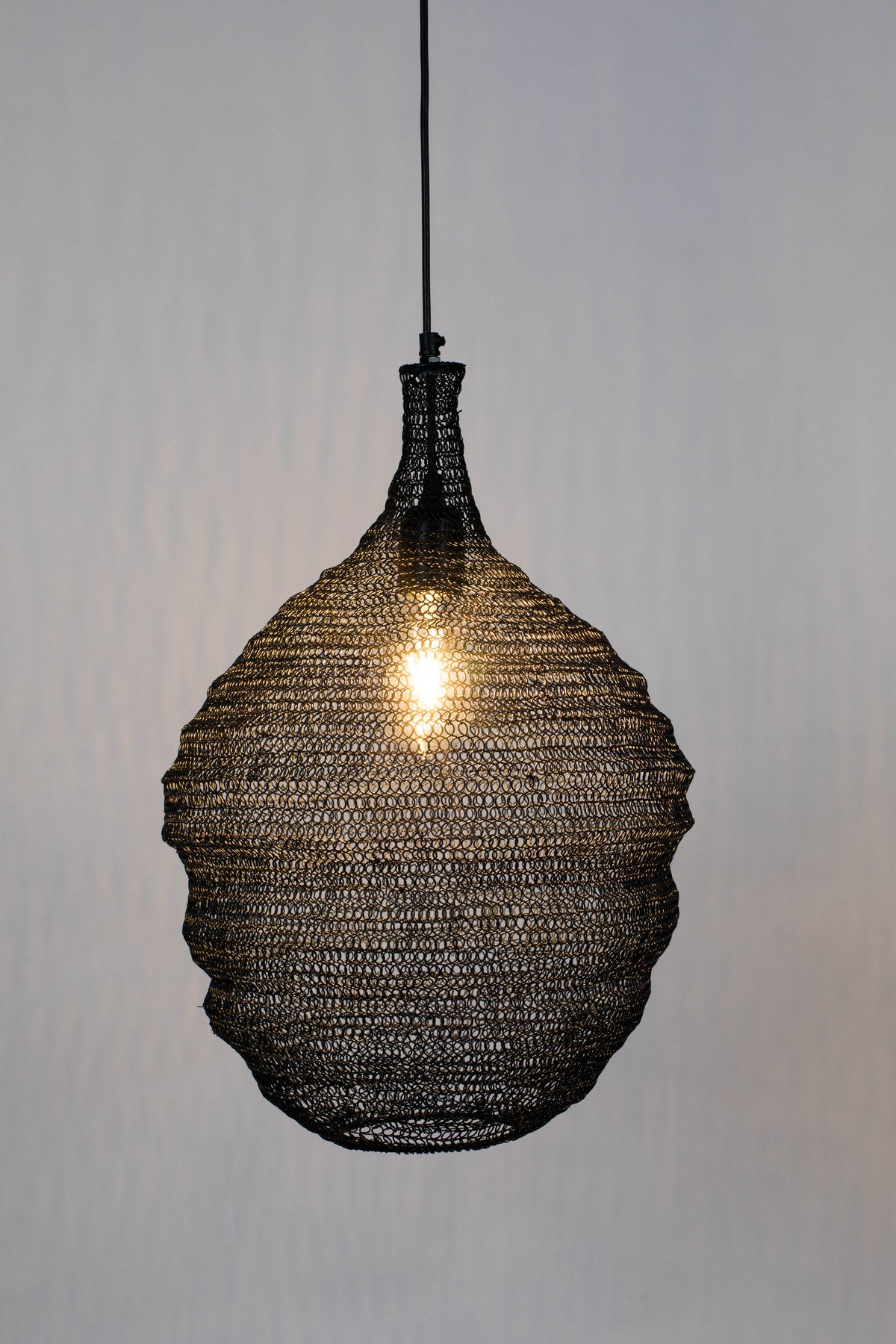 Pendellampe Lena in Schwarz präsentiert im Onlineshop von KAQTU Design AG. Pendelleuchte ist von White Label Living