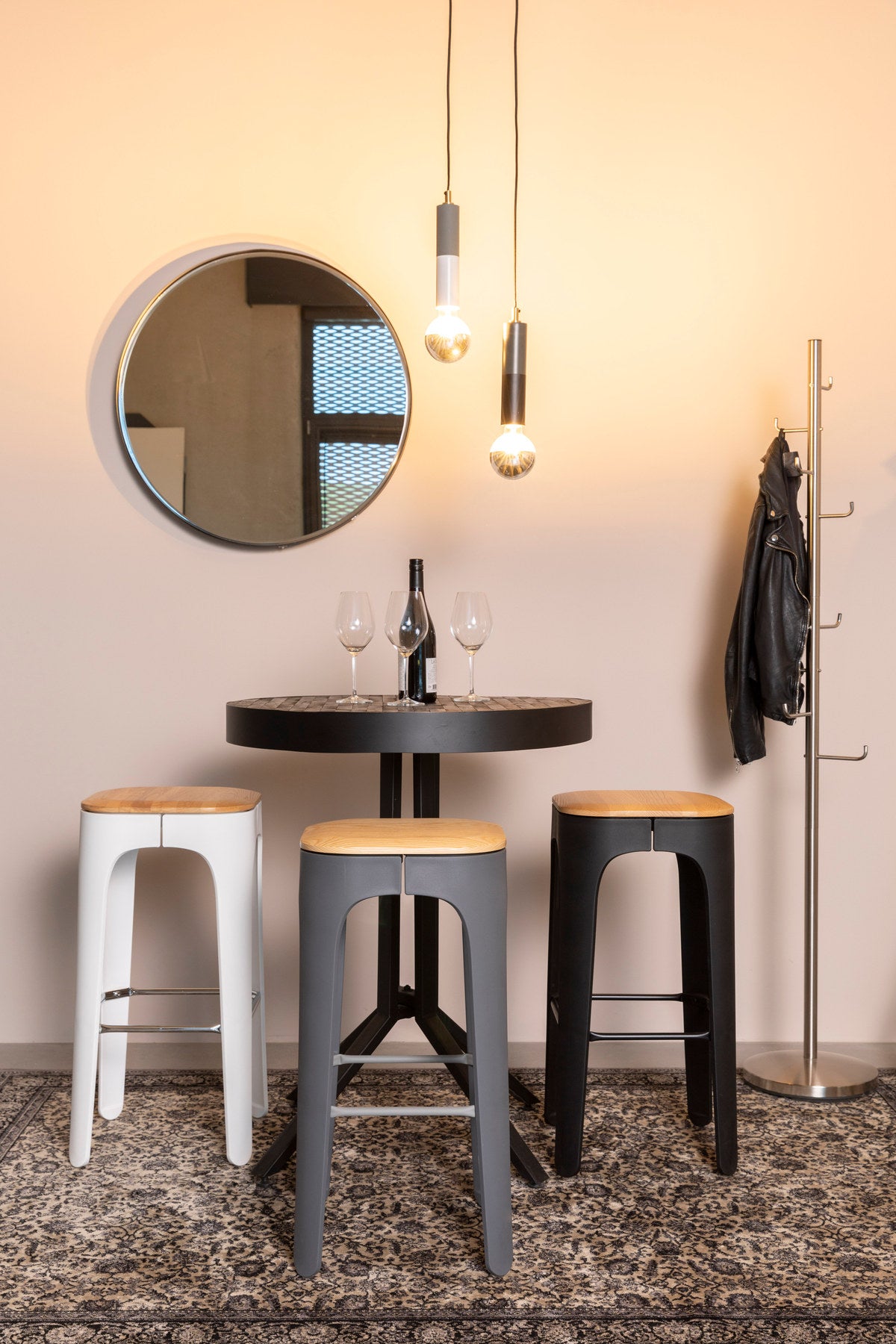 Kleiderständer HOOKED in Silber präsentiert im Onlineshop von KAQTU Design AG. Kleiderständer ist von White Label Living