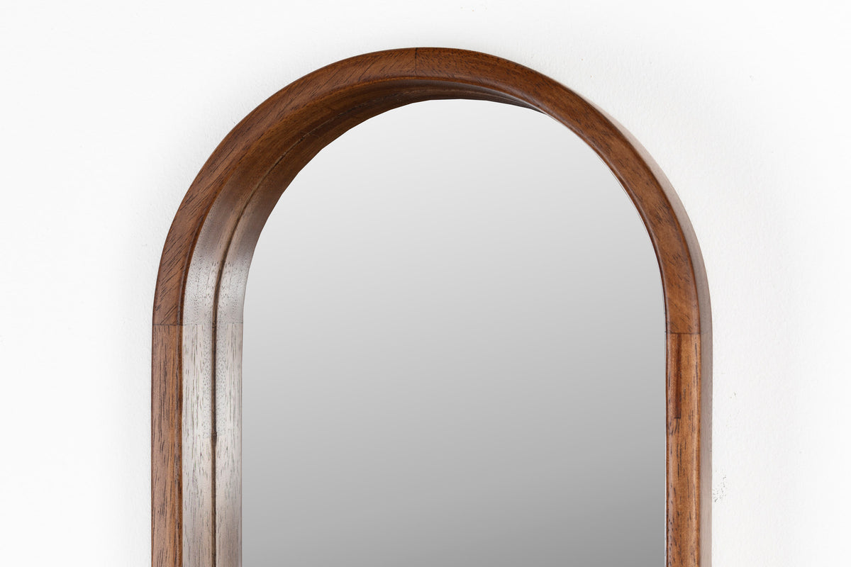 Ovaler Wandspiegel Nyko in Beige mit Rahmen aus Gummiholz, an der Wand hängend