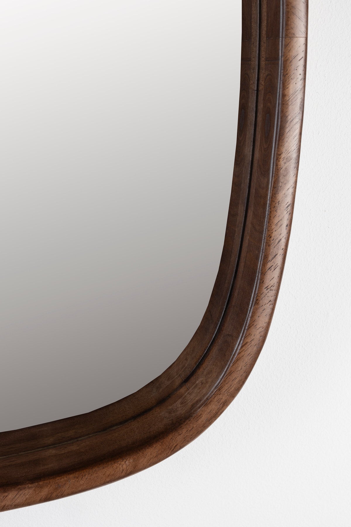 Quadratischer Wandspiegel Nyko mit beigem Gummiholzrahmen und klarer Spiegelfläche