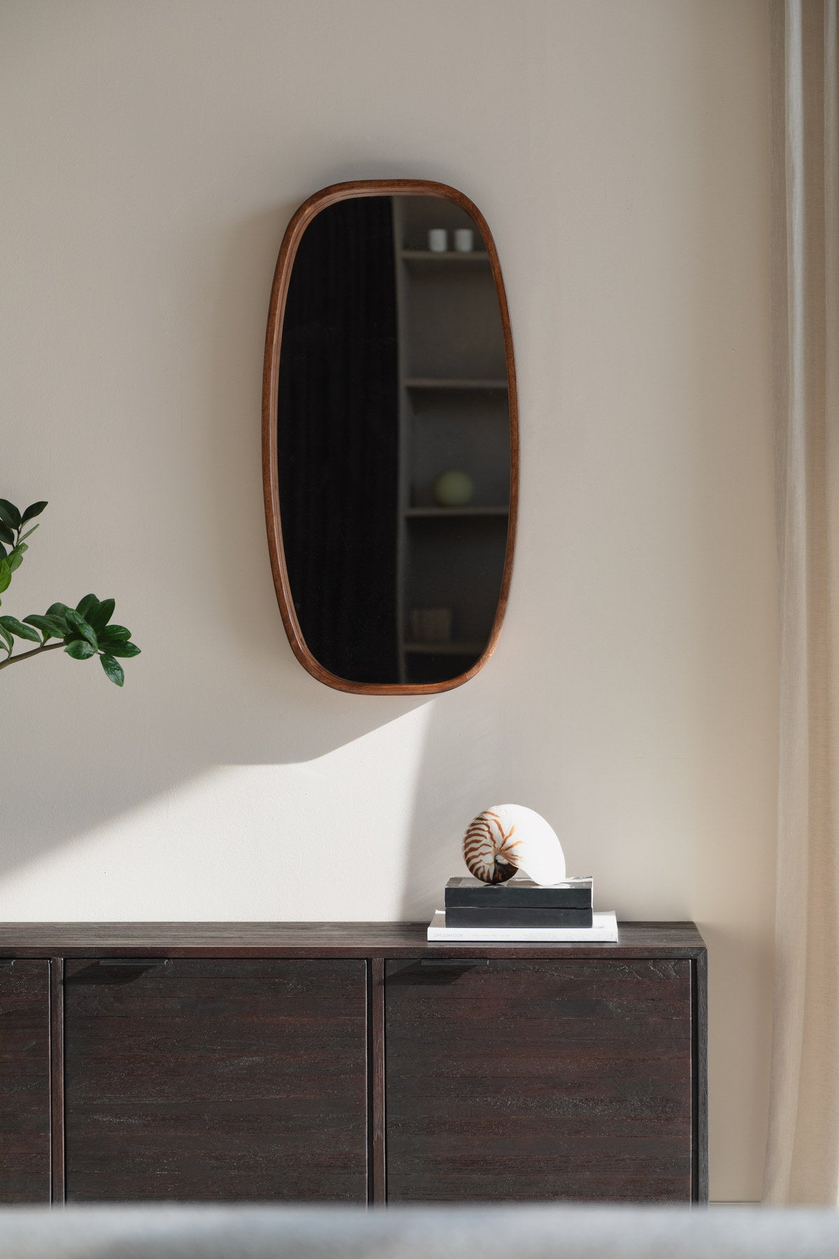 Hochformatiger beiger Wandspiegel Nyko Mirror M von White Label Living