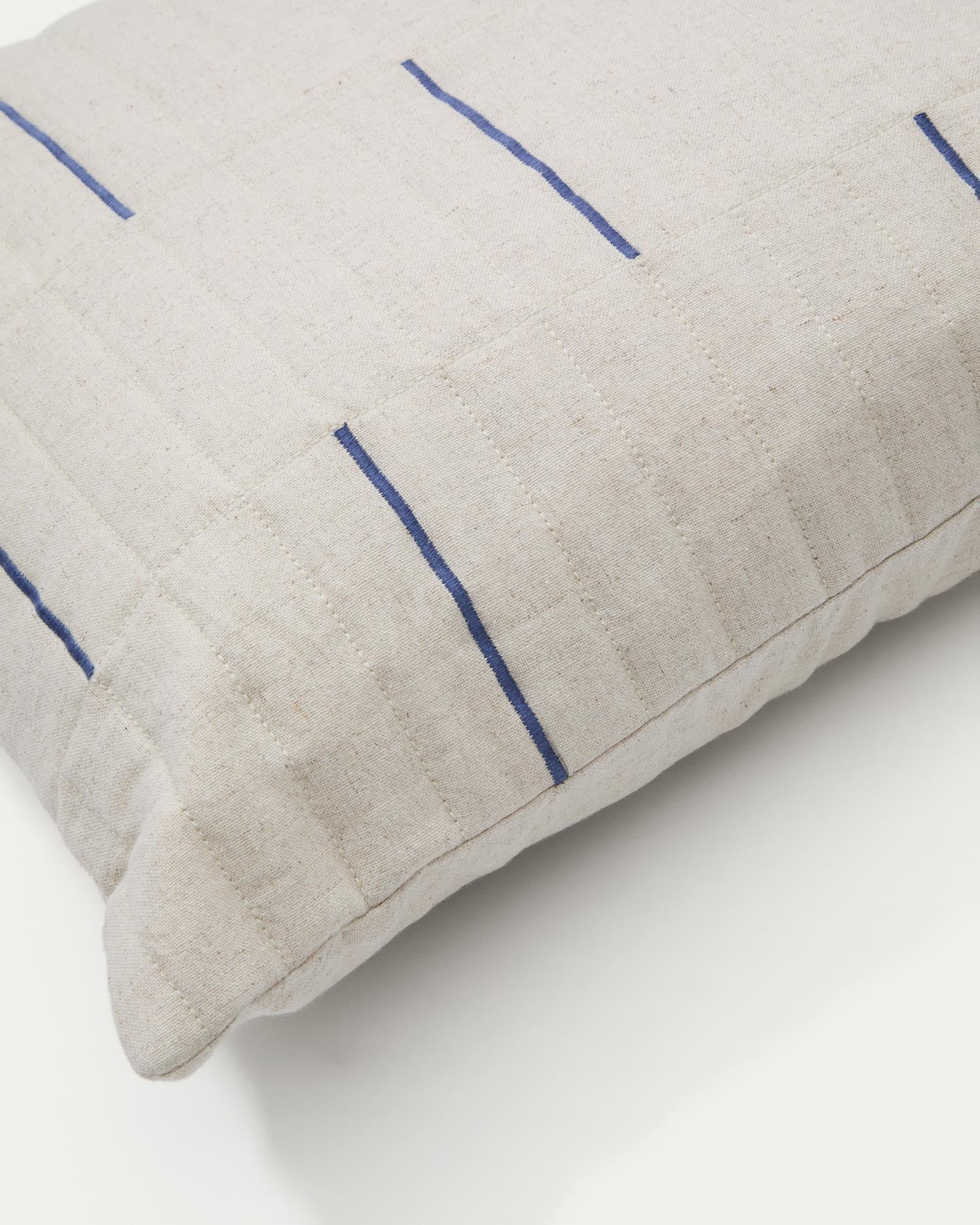 Kissenbezug Blaina aus Baumwolle und Leinen weiss mit blauer Stickerei 45 x 45 cm in Weiss, Dunkelblau präsentiert im Onlineshop von KAQTU Design AG. Deko Kissenbezug ist von Kave Home