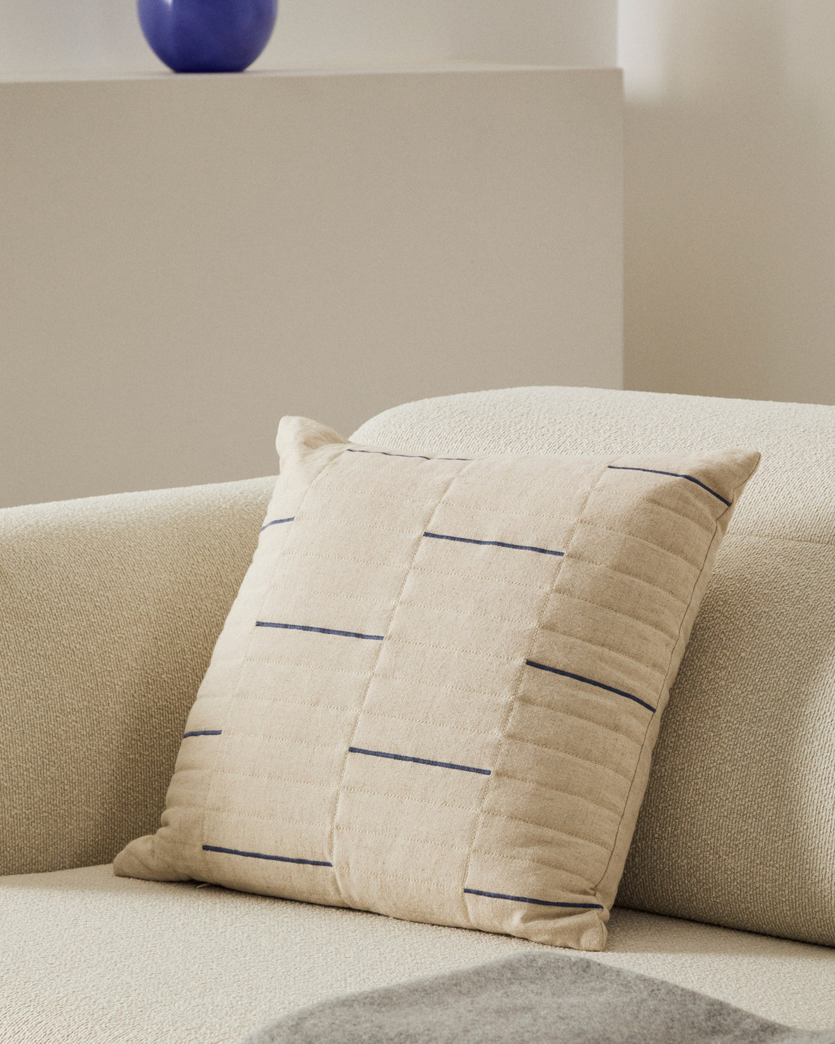 Kissenbezug Blaina aus Baumwolle und Leinen weiss mit blauer Stickerei 45 x 45 cm in Weiss, Dunkelblau präsentiert im Onlineshop von KAQTU Design AG. Deko Kissenbezug ist von Kave Home