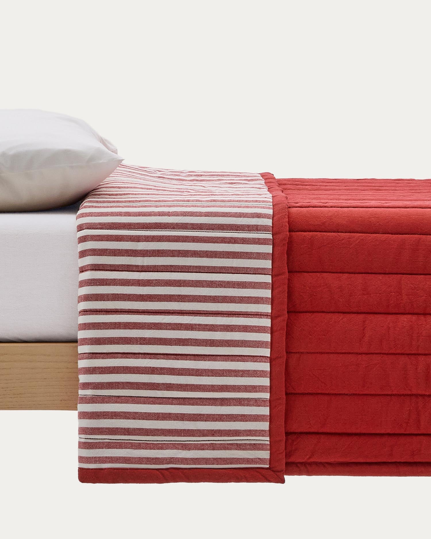 Tagesdecke Sini aus 100% Bio-Baumwolle rot für Bett 90 cm in Rot präsentiert im Onlineshop von KAQTU Design AG. Bettüberwurf ist von Kave Home
