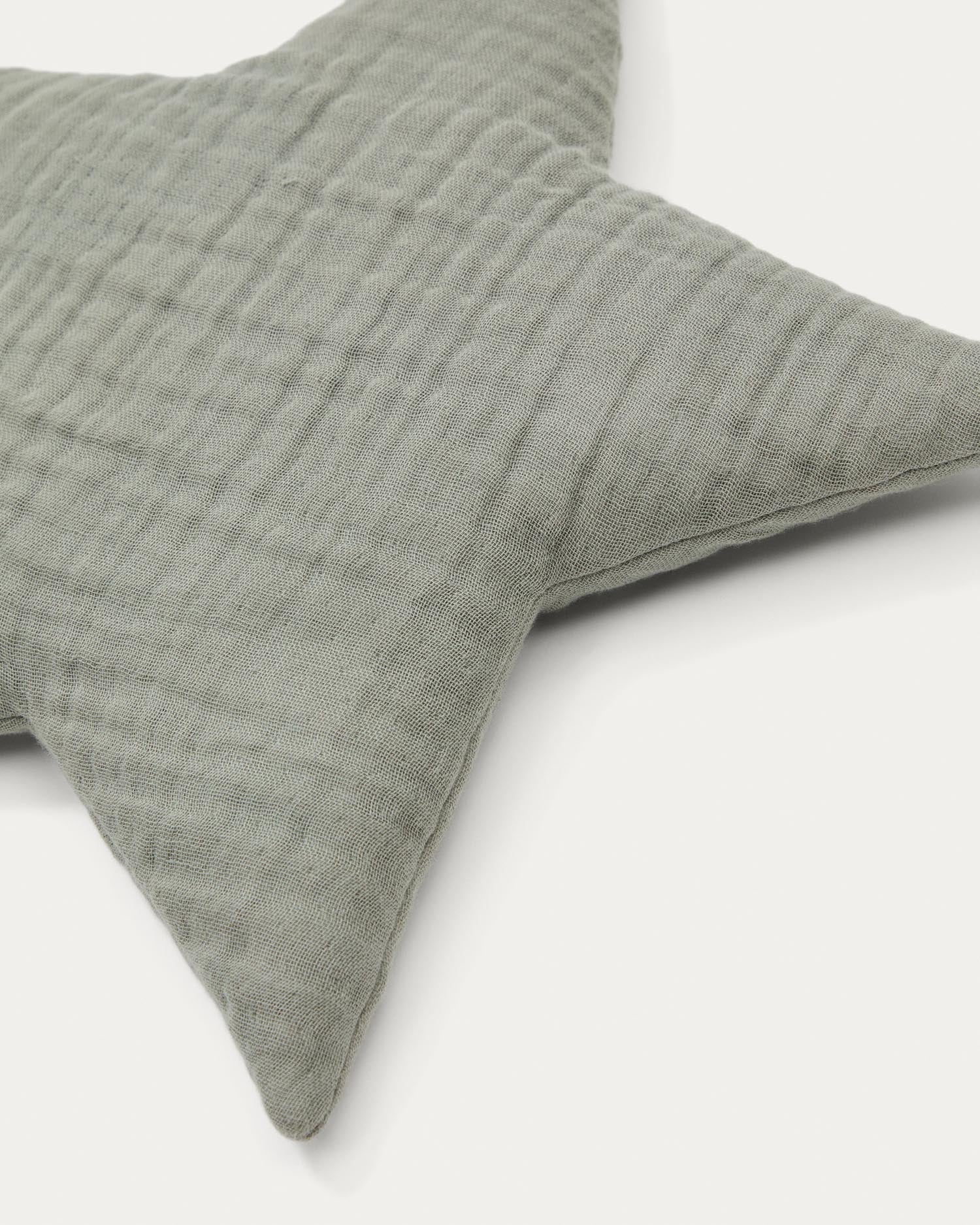 Entdecken Sie das grüne Sternkissen Laily von Kave Home: 30x30 cm, aus 100% Bio-Baumwolle, ideal für nachhaltige und stilvolle Wohnräume.