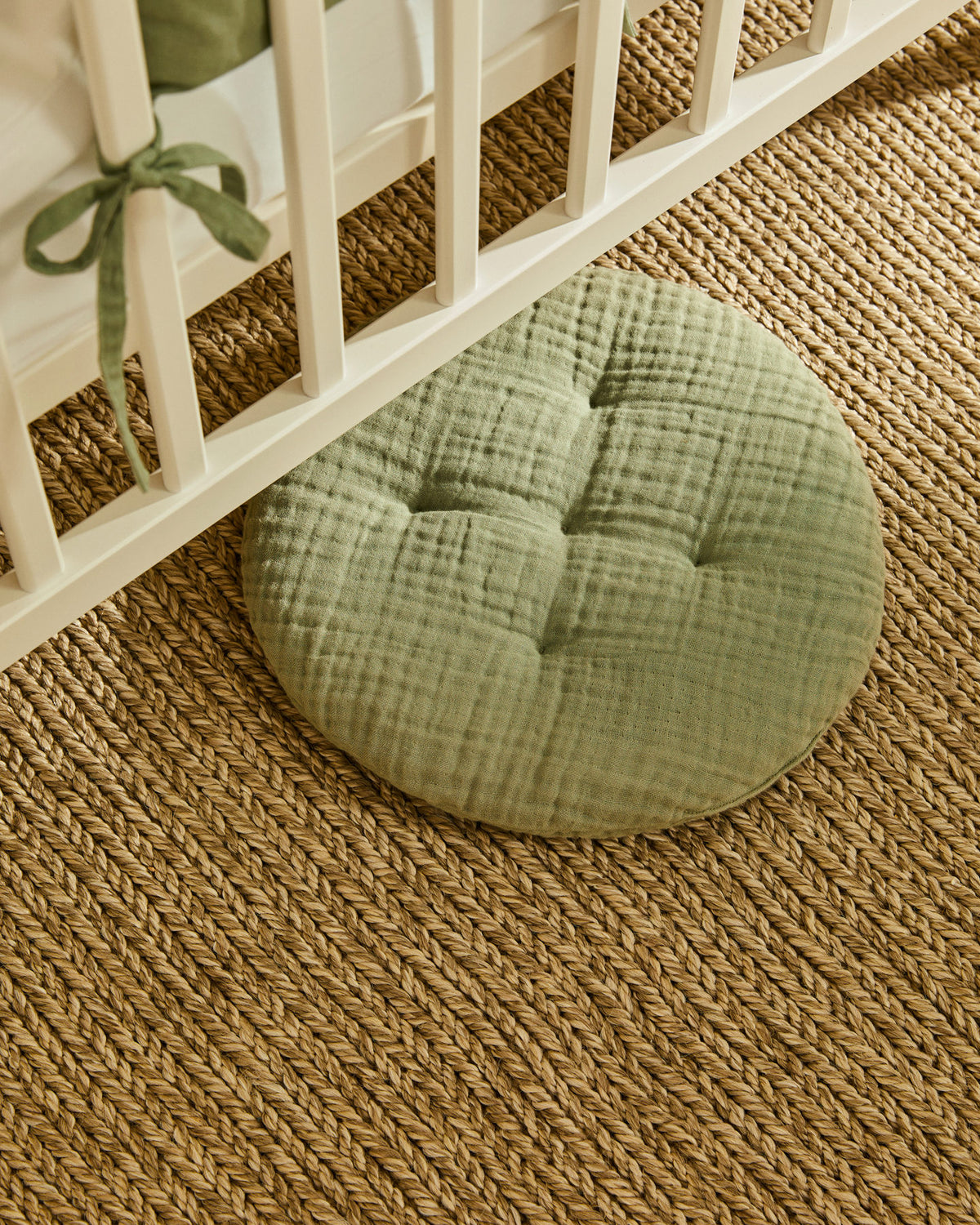 Kissen Laily aus 100% Baumwolle in Grün Ø30 cm in Grün präsentiert im Onlineshop von KAQTU Design AG. Deko Kissen ist von Kave Home