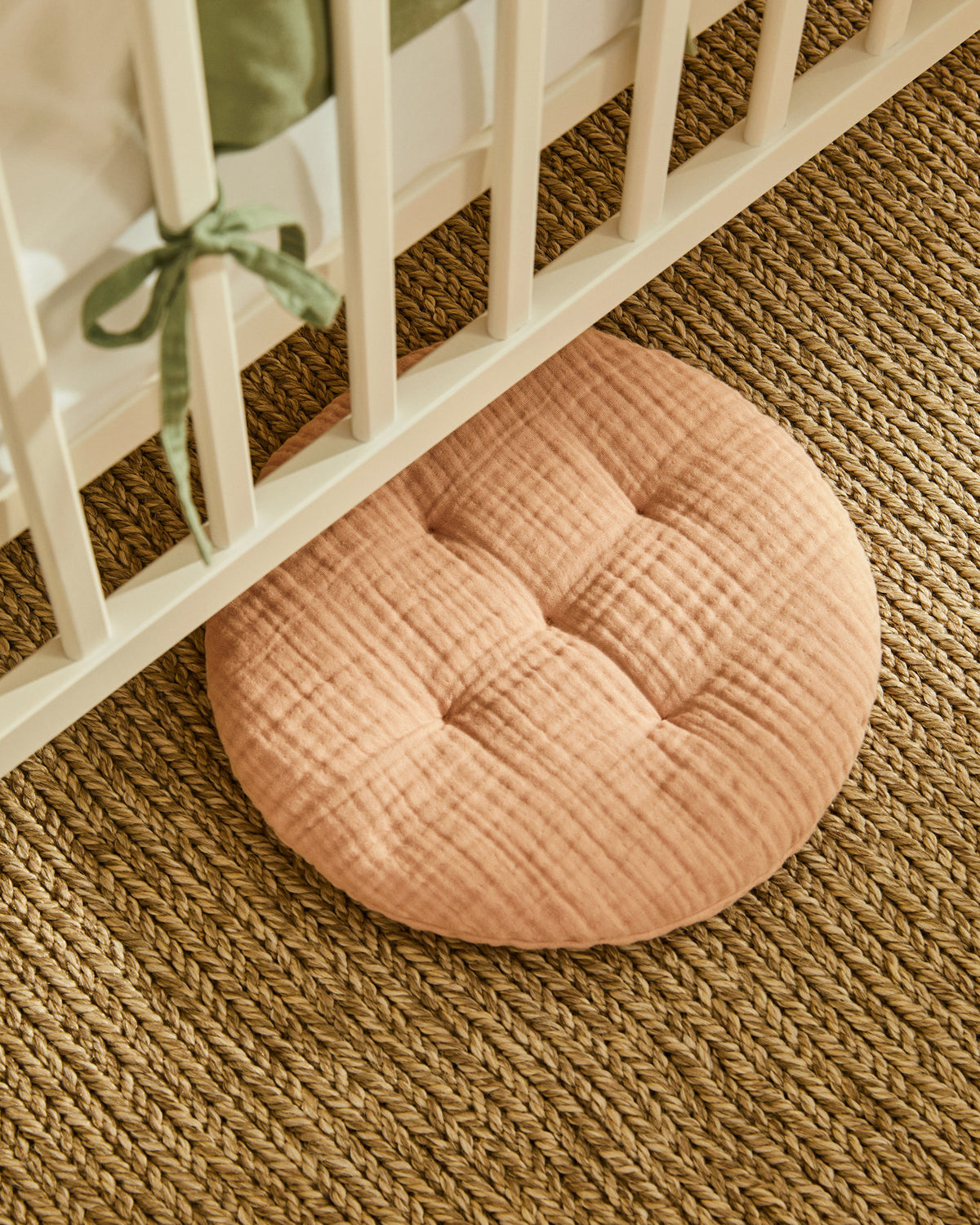 Kissen Laily aus 100% Baumwolle in Rosa Ø30 cm in Rosa präsentiert im Onlineshop von KAQTU Design AG. Deko Kissen ist von Kave Home
