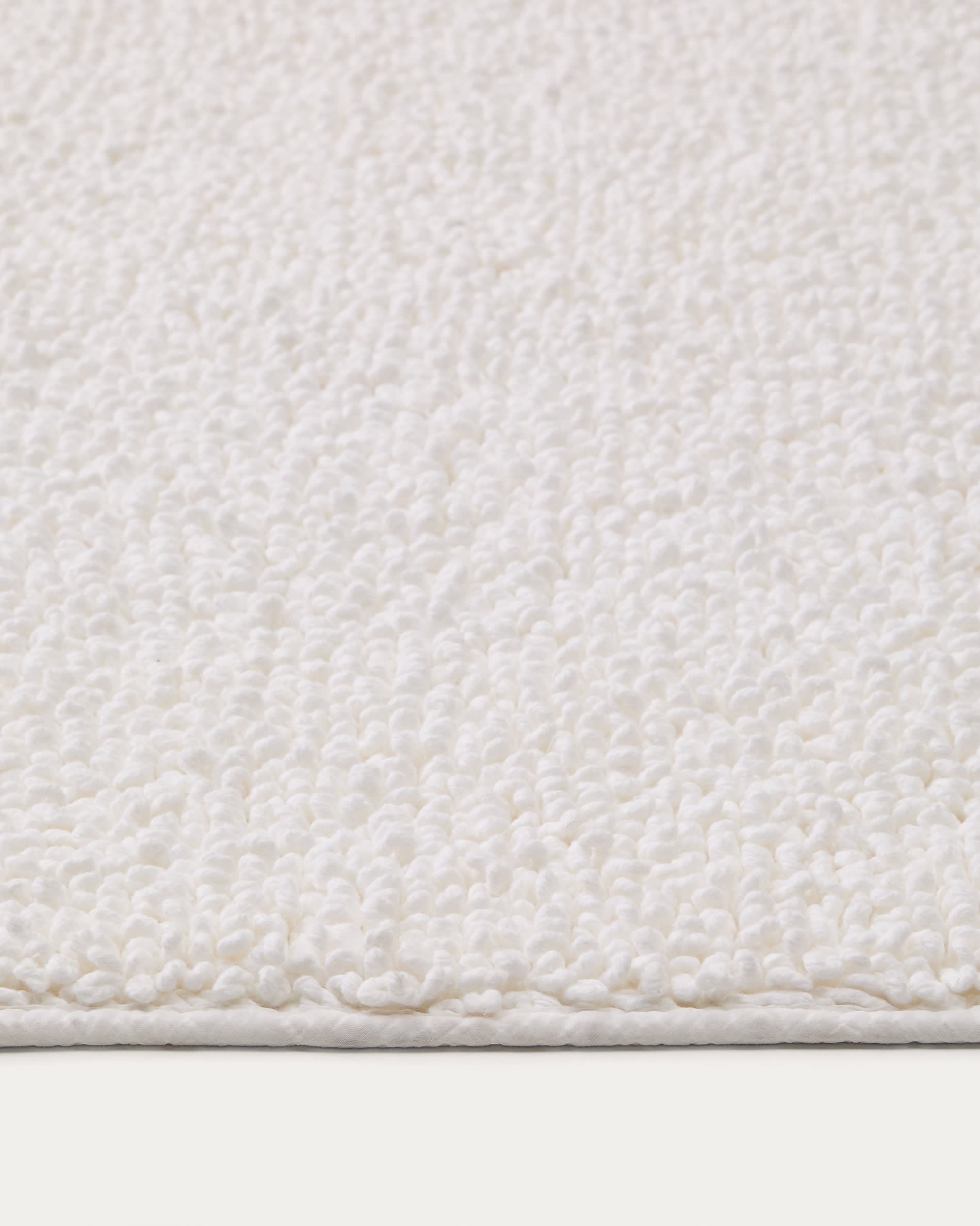 Erleben Sie die Uvite Badematte von Kave Home: Weich, saugfähig und stilvoll in Weiß. Perfekt für jedes Badezimmer und pflegeleicht.