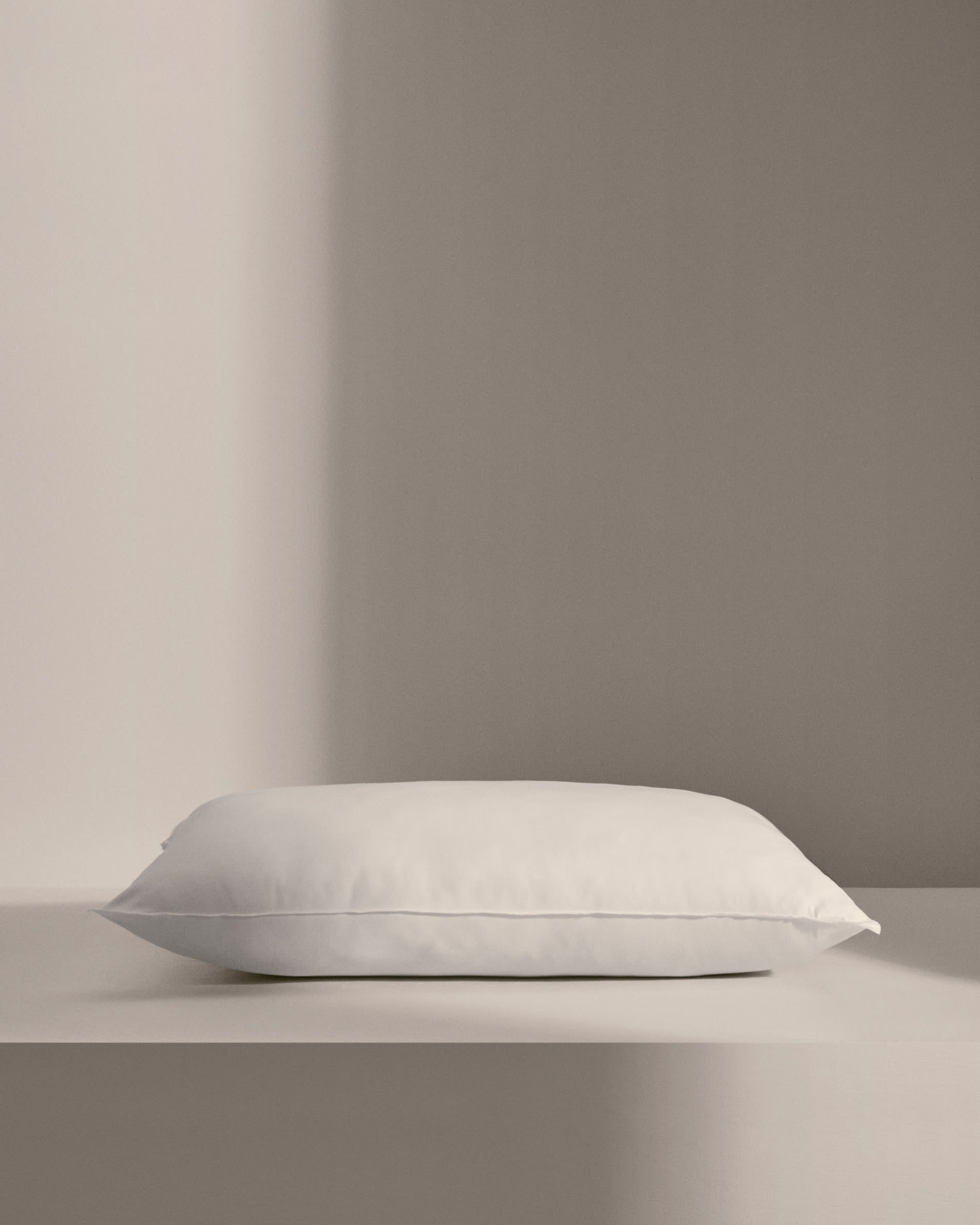 Fluff Kissenfüllung 40x70 cm von Kave Home, bietet optimalen Komfort und Qualität, ideal für Ihre Kissenbezüge und Wohnstil.