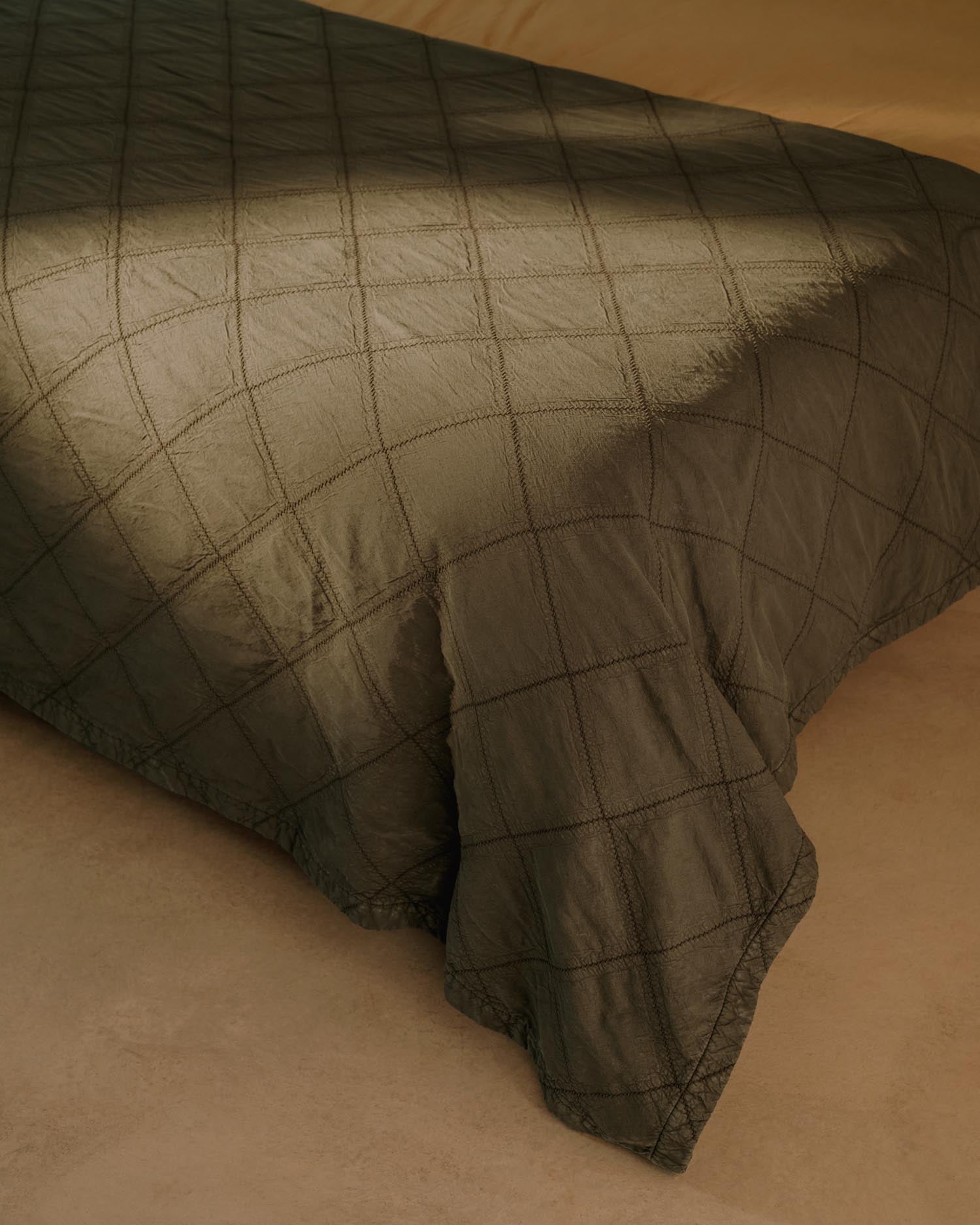 Luxuriöse Tagesdecke Serla in grün aus 100% Baumwoll-Chenille mit raffiniertem Rautendesign, perfekt für Betten von 150/160 cm. Pflegeleicht und gemütlich.