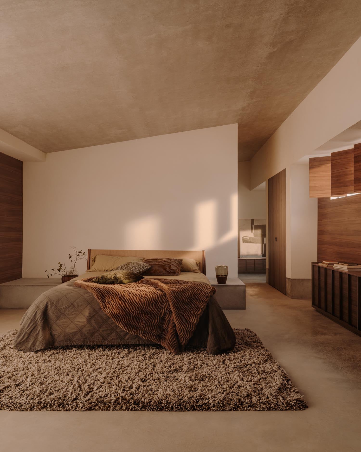 Grüne Tagesdecke aus Baumwoll-Chenille mit Rautenmuster, passend für Betten 150/160 cm, stilvoll und gemütlich von Kave Home.