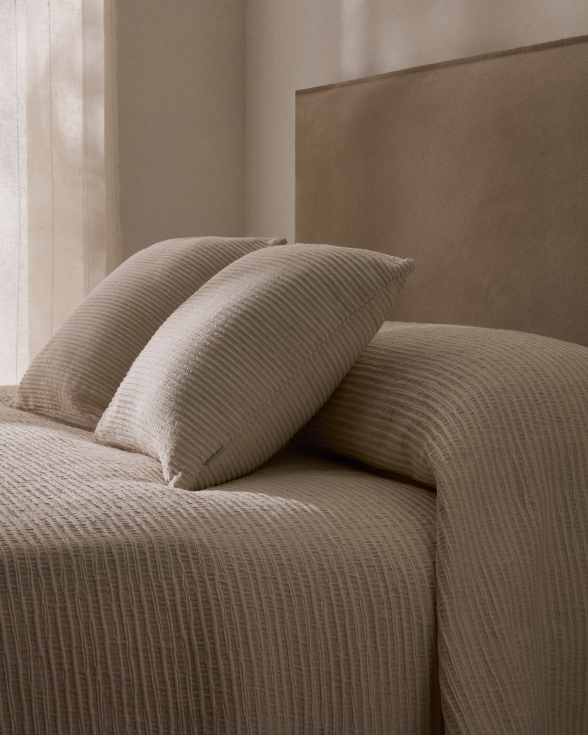 Tagesdecke Vindi aus 100% Baumwolle in Ecru mit stilvollen Fantasiestreifen, passend für Betten von 90/135 cm.