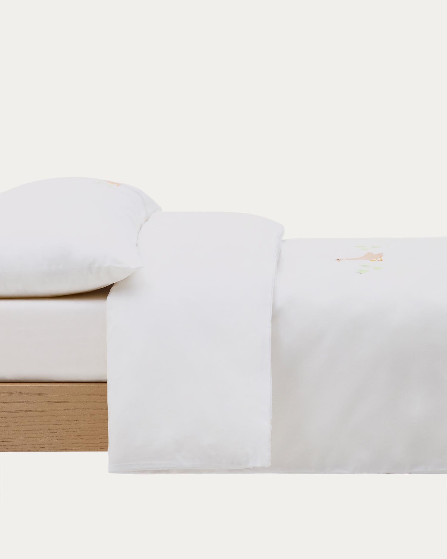 Set Milu Bezüge für Decken und Kopfkissen mit Gänsestickerei für Funktionsbetten für Kinde in Weiss präsentiert im Onlineshop von KAQTU Design AG. Bettwäsche ist von Kave Home