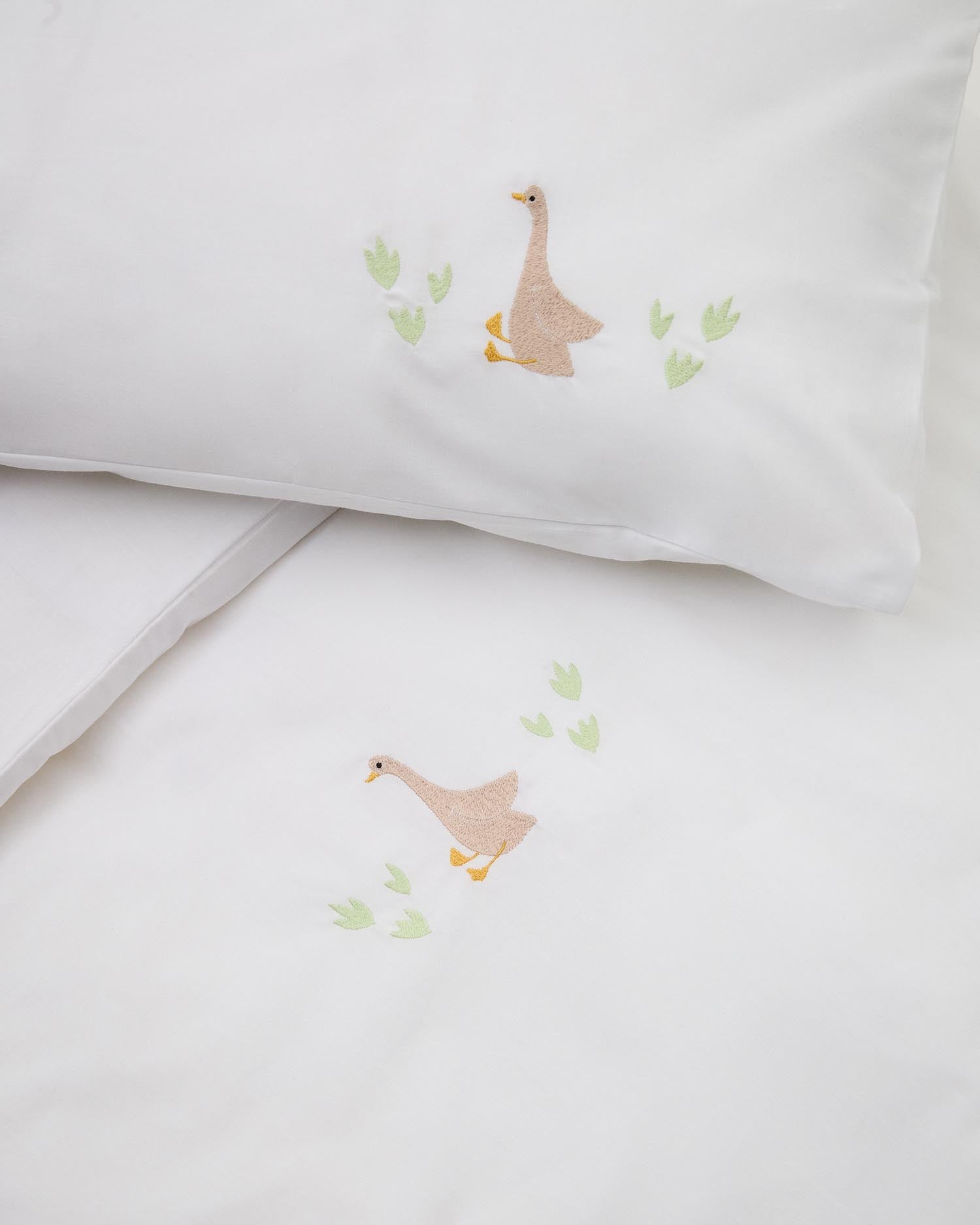Set Milu Bezüge für Decken und Kopfkissen mit Gänsestickerei für Funktionsbetten für Kinde in Weiss präsentiert im Onlineshop von KAQTU Design AG. Bettwäsche ist von Kave Home