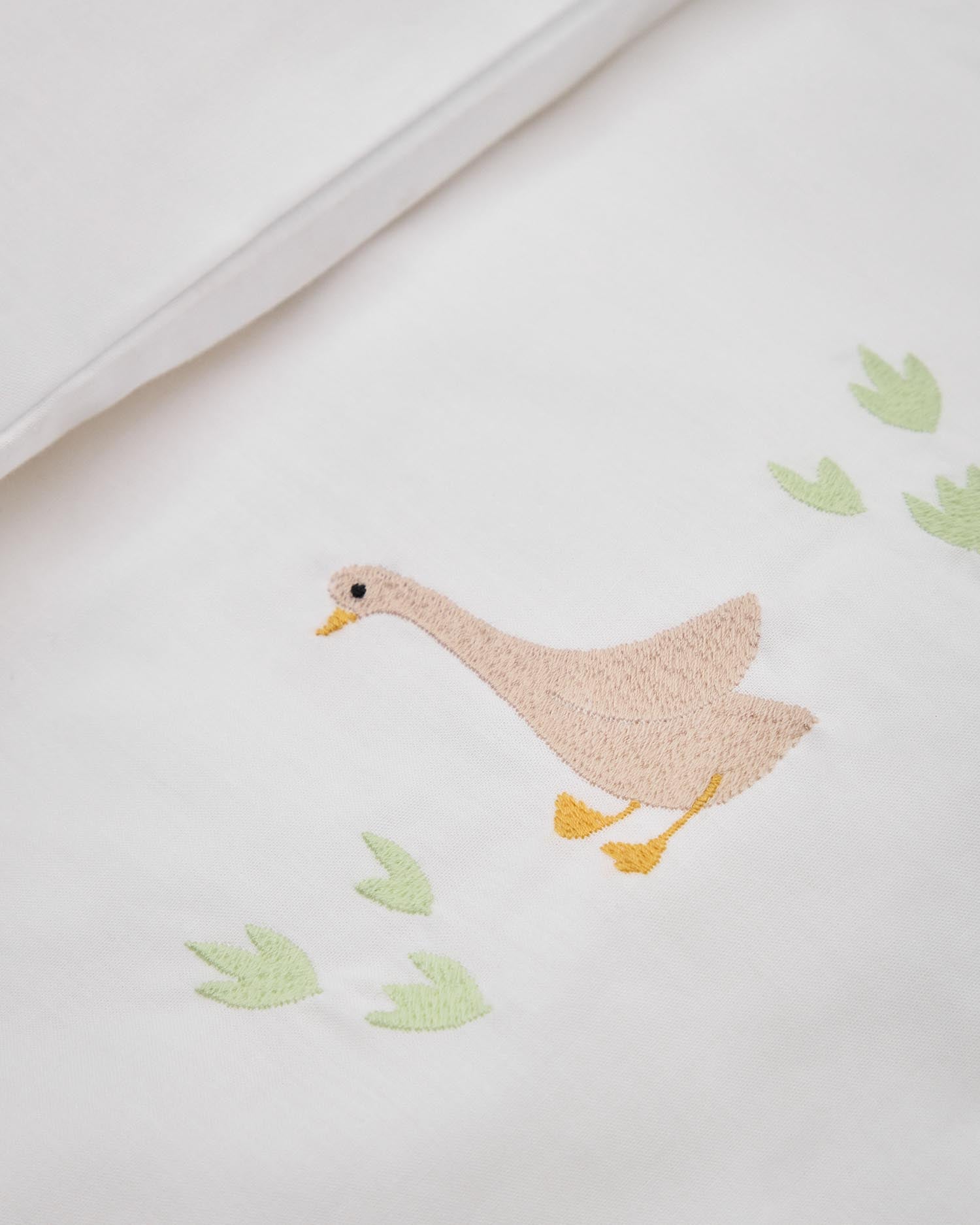 Set Milu Bezüge für Decken und Kopfkissen mit Gänsestickerei für Funktionsbetten für Kinde in Weiss präsentiert im Onlineshop von KAQTU Design AG. Bettwäsche ist von Kave Home