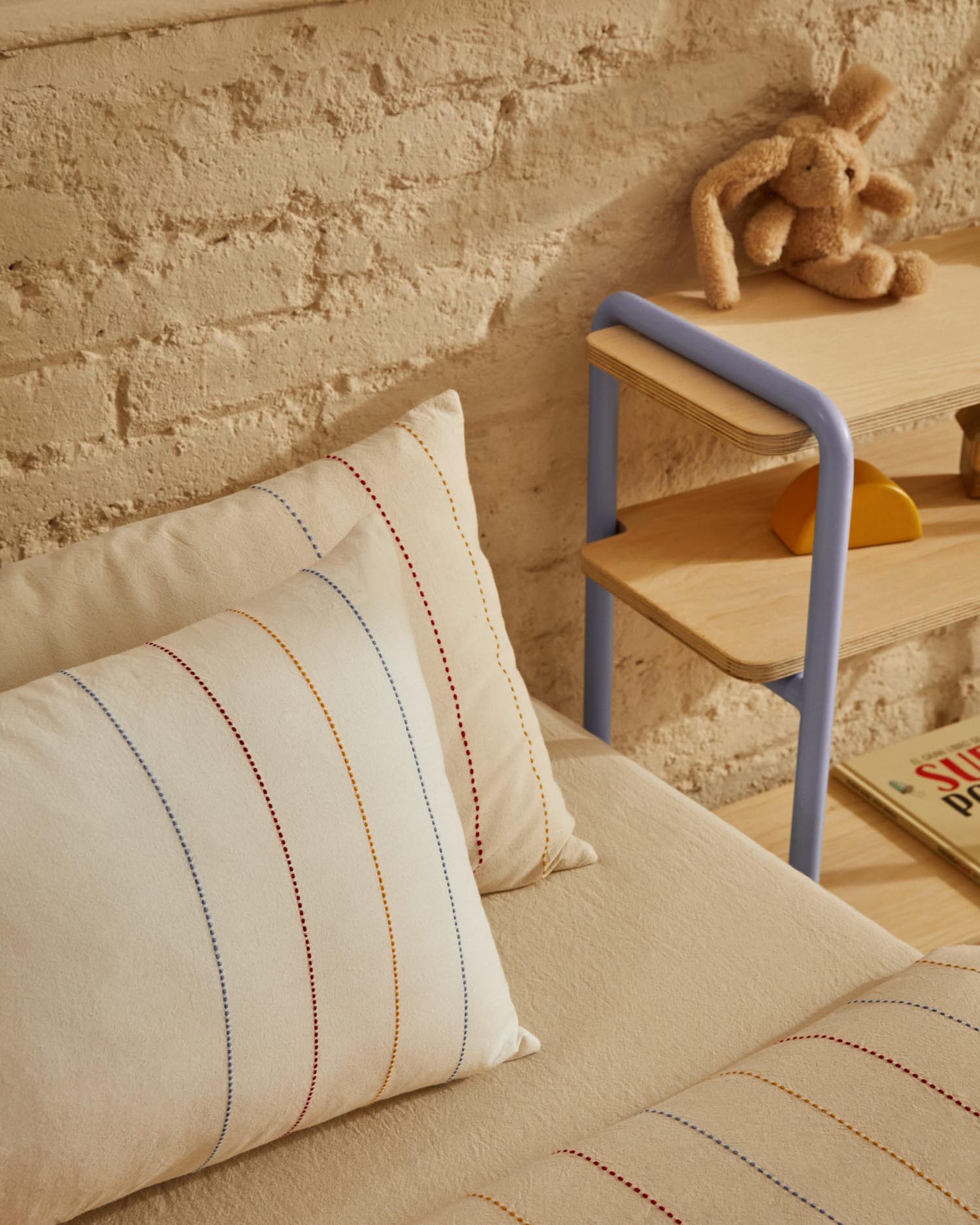 Set Indani Bezug für Decke, Kopfkissen, Spannbetttuch 100%Bio-Baumwolle gestreift Bett 70 in Weiss präsentiert im Onlineshop von KAQTU Design AG. Bettwäsche ist von Kave Home