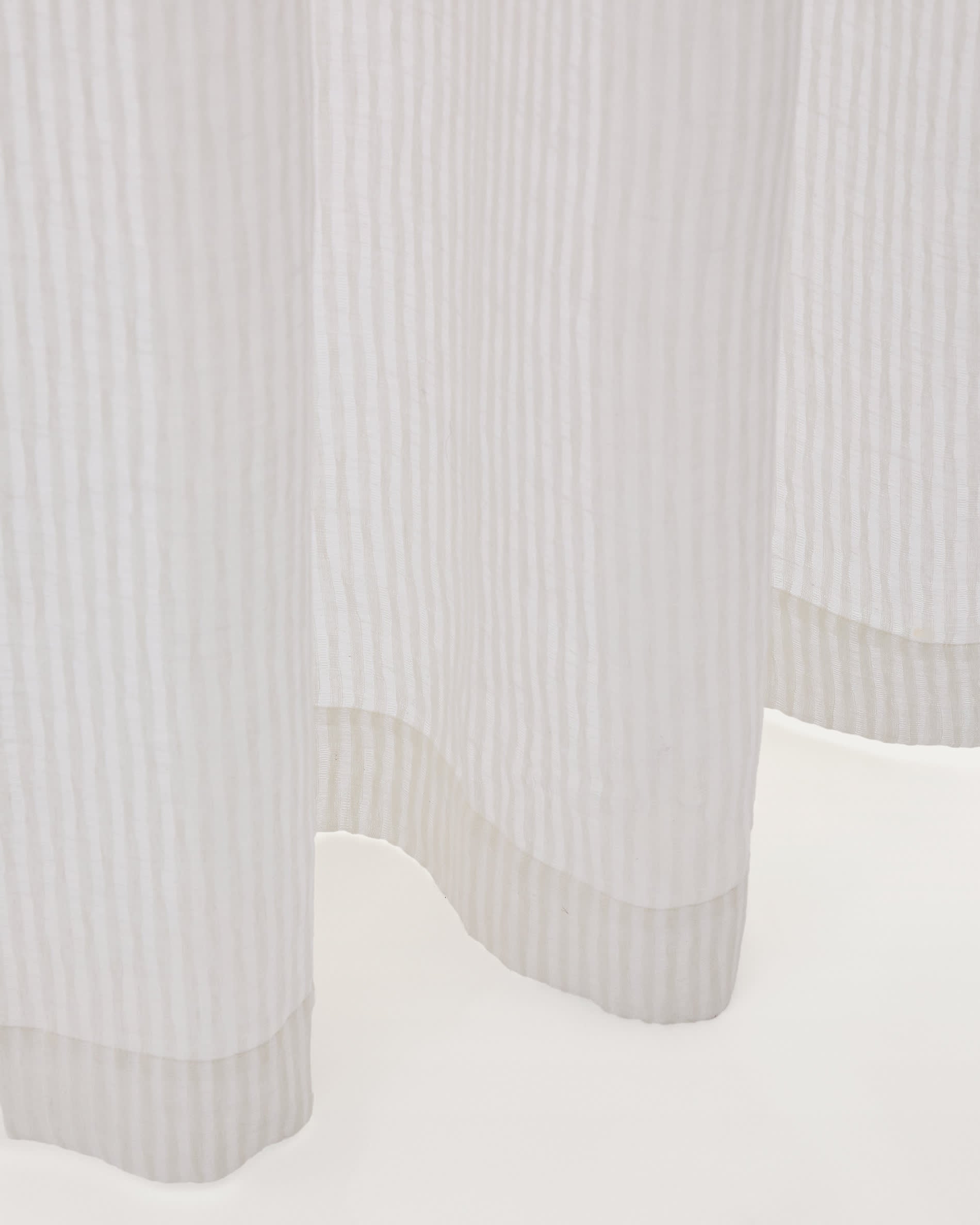 Eleganter Vorhang Rila in sanftem Ecru, 140 x 270 cm, mit feinen Streifenstrukturen für ein stilvolles und gemütliches Zuhause.