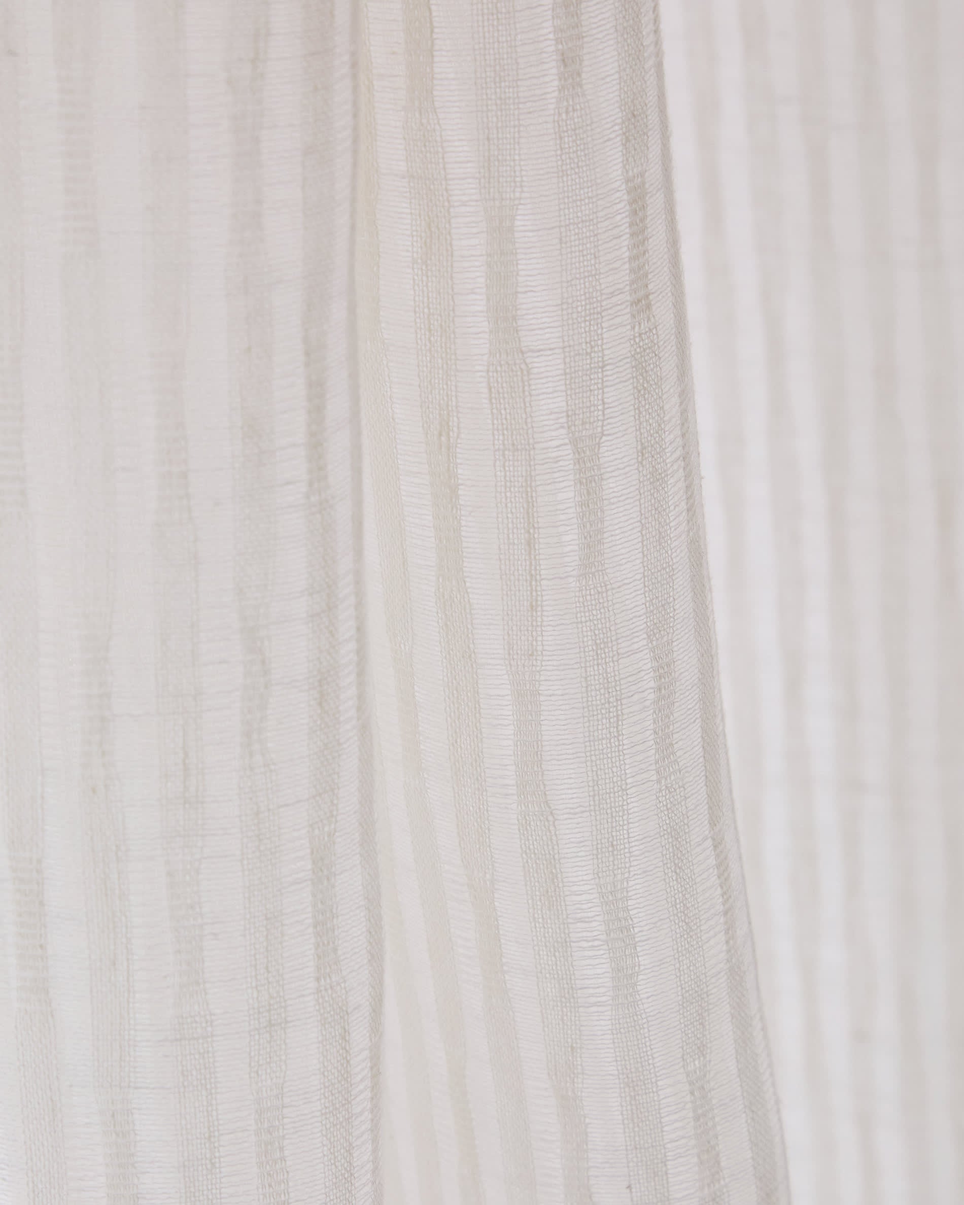 Stilvoller Vorhang Rila in Ecru, 140 x 270 cm, mit subtilen Streifen für eine elegante Atmosphäre und harmonische Raumgestaltung.