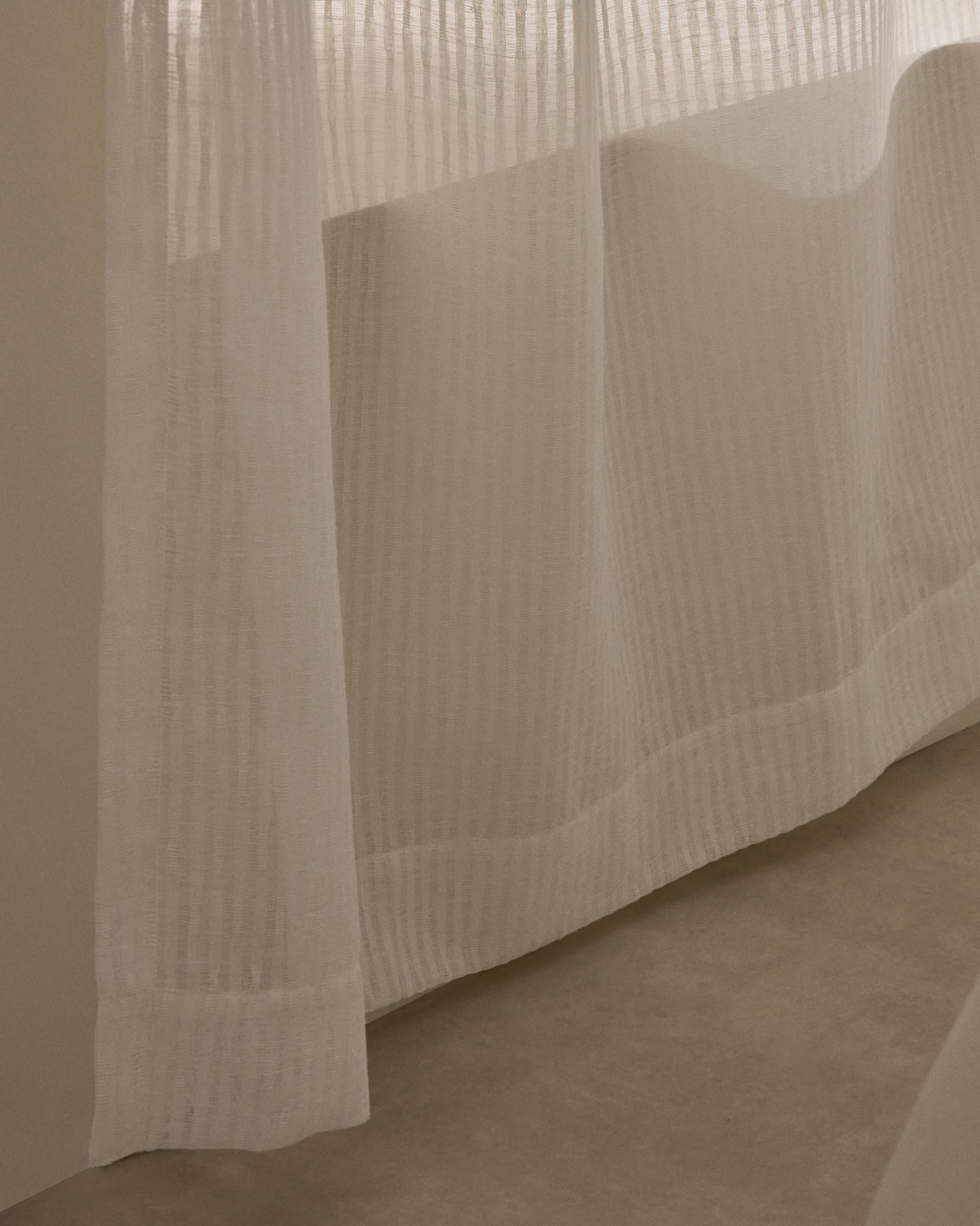 Eleganter Vorhang Rila in Ecru mit feinen Streifen, 140x270 cm, von Kave Home, ideal für stilvolle Wohnräume.