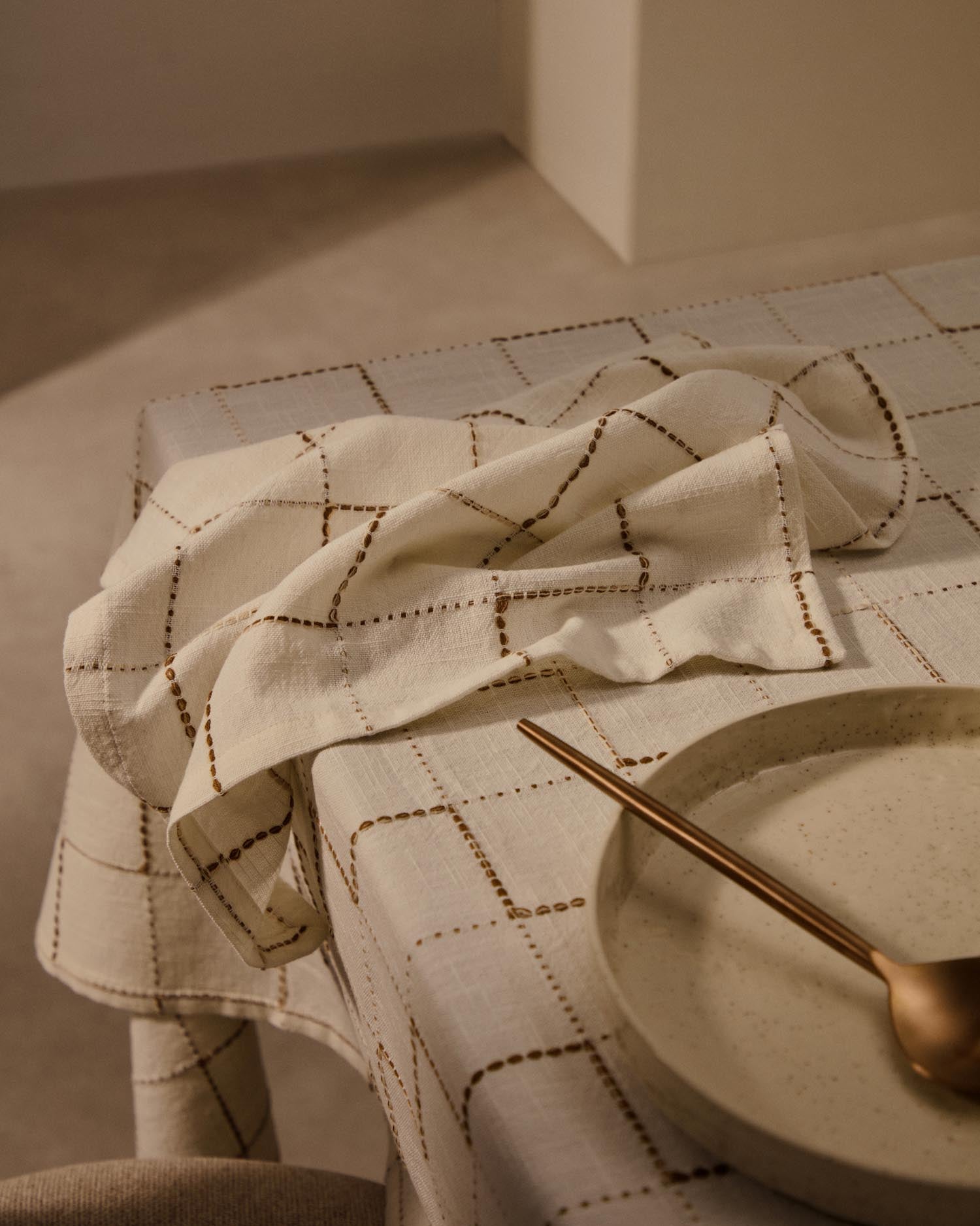 Set aus 2 weissen Baumwollservietten von Kave Home, perfekt für elegante Tischgestaltung und hochwertige Essenspräsentationen.