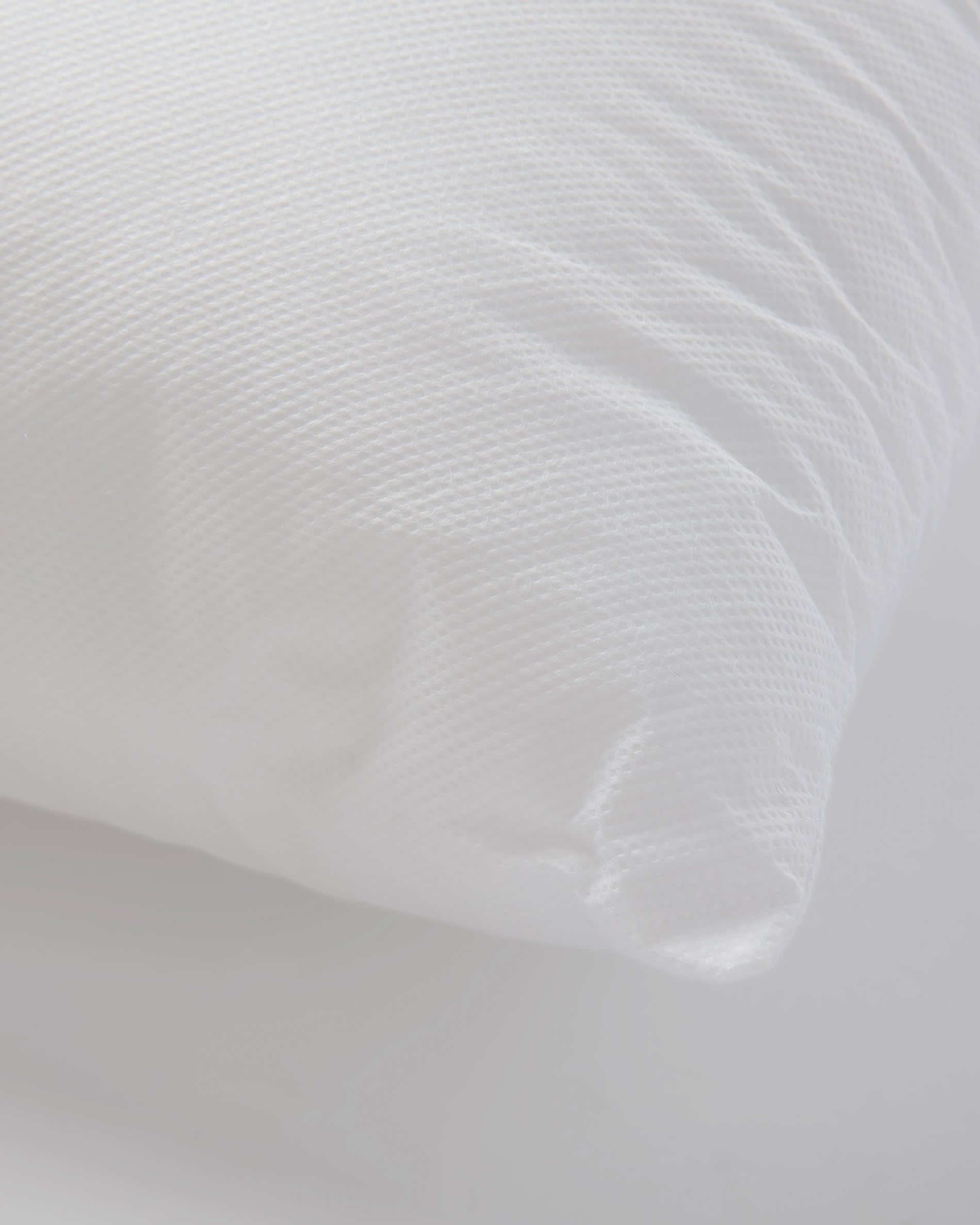 Die Fluff Kissenfüllung 50 x 80 cm von Kave Home vereint Komfort und Stil, ideal für gemütliche Wohnräume und pflegeleicht.