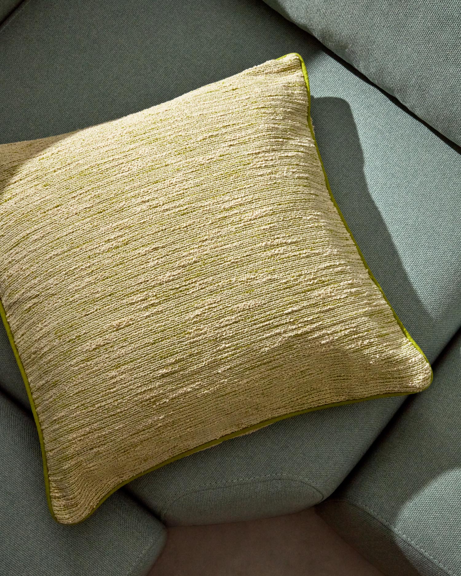 Kissenbezug Brisella Jacquard mit kontrastierender Biese grün 45 x 45 cm in Hellgrün präsentiert im Onlineshop von KAQTU Design AG. Deko Kissenbezug ist von Kave Home