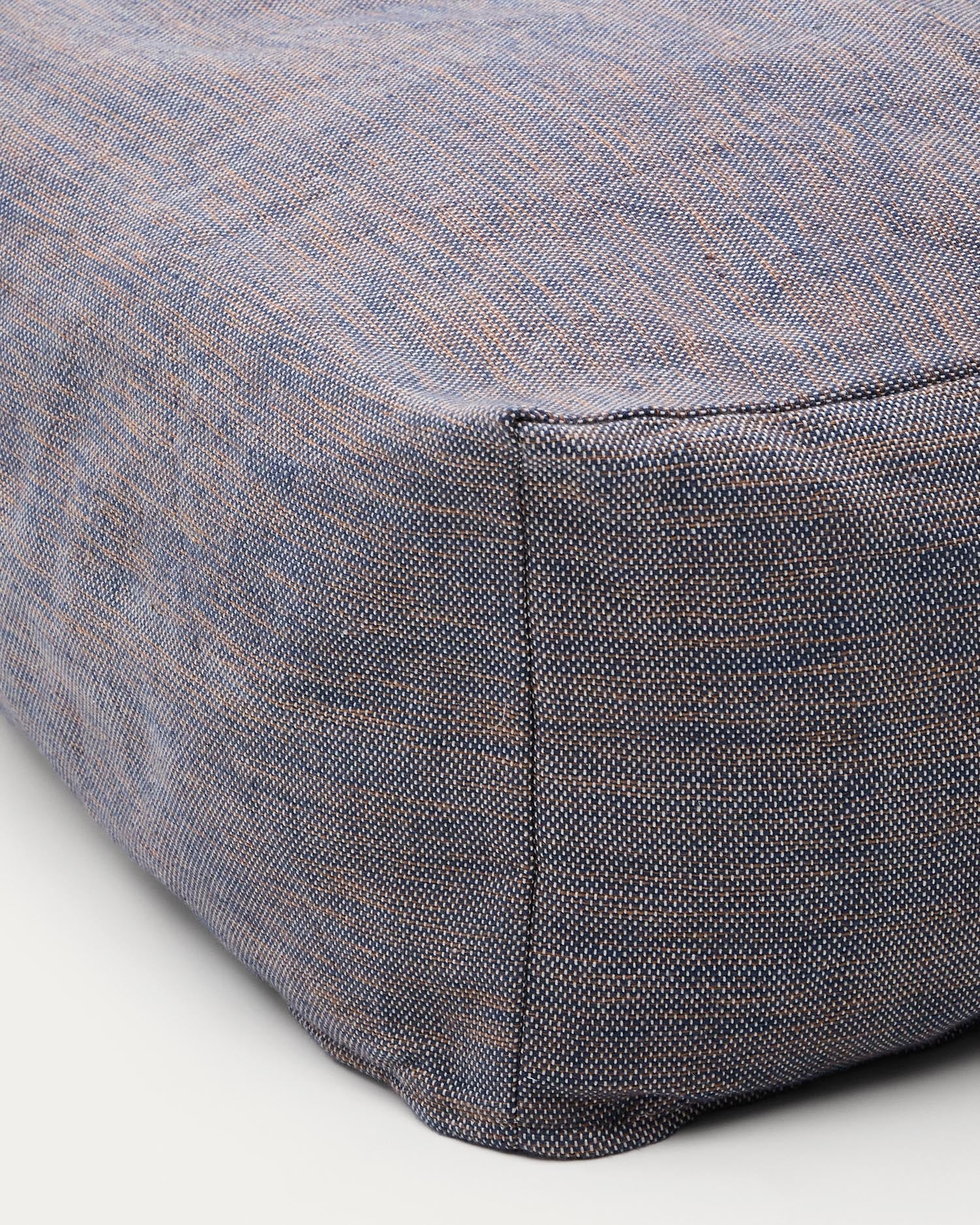 Entdecken Sie den eleganten Pouf Vedell in Dunkelblau, gefertigt aus 100 % recyceltem PET. Ideal für drinnen und draußen, vereint er Stil und Funktionalität.