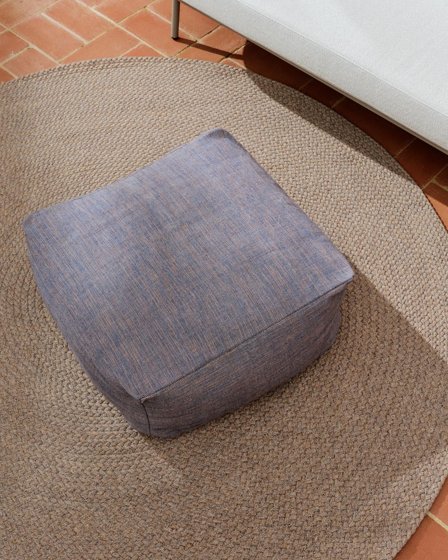 Entdecken Sie den eleganten Pouf Vedell in Dunkelblau, gefertigt aus 100 % recyceltem PET. Ideal für drinnen und draußen, 60 x 60 x 30 cm.