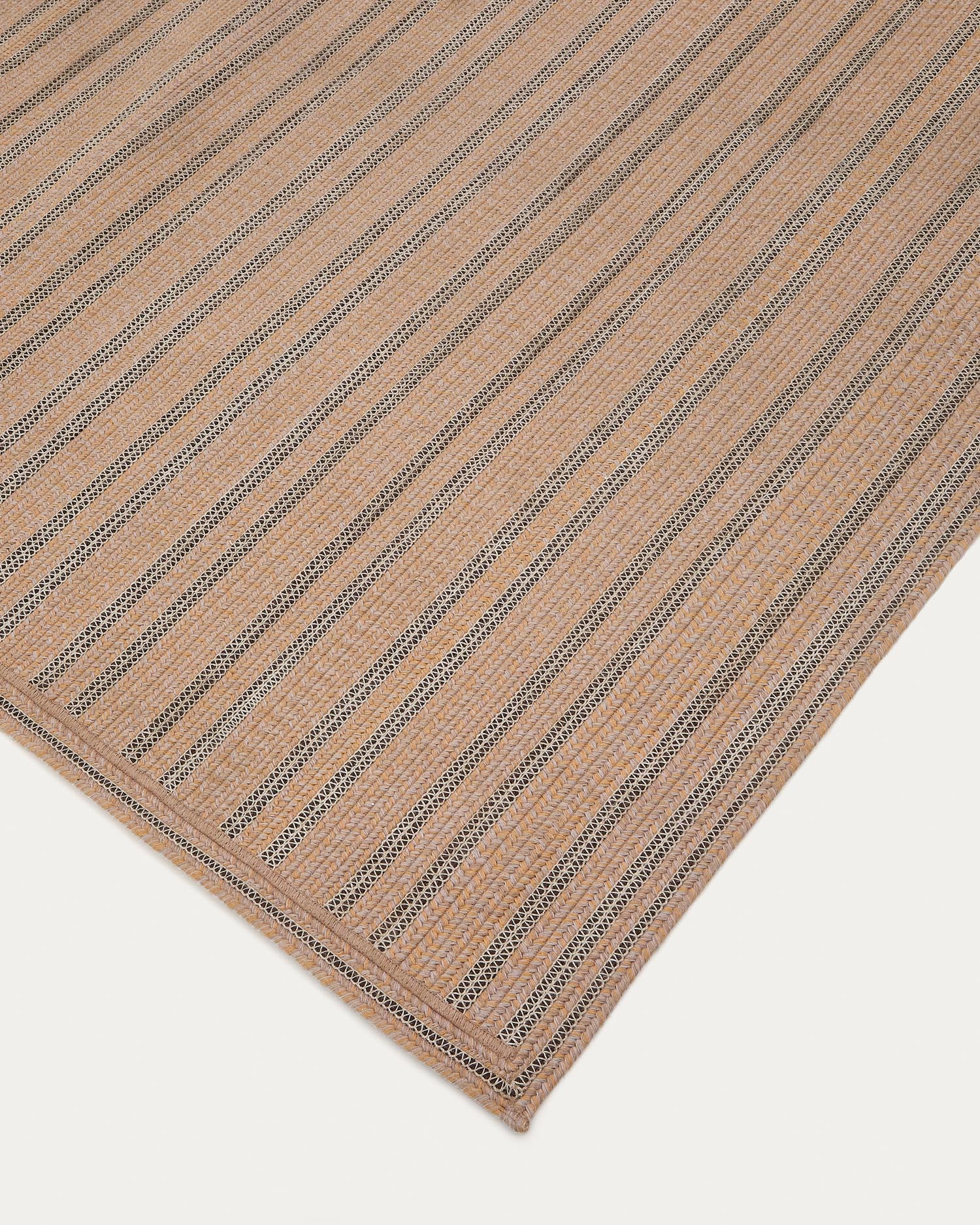 Entdecken Sie den stilvollen Teppich Olivan in hellorange von Kave Home – 100 % recyceltes PET, ideal für drinnen und draußen, langlebig und nachhaltig.