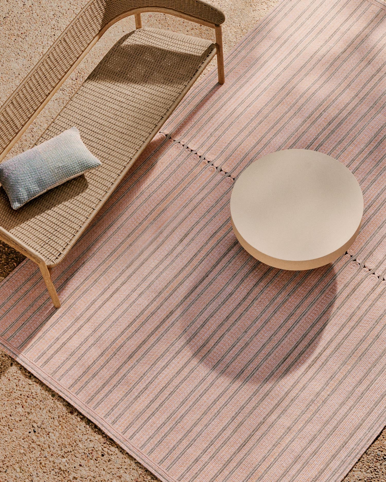 Entdecken Sie den Teppich Olivan in hellorange von Kave Home – 100 % recyceltes PET, ideal für drinnen und draußen, handgefertigt und nachhaltig.