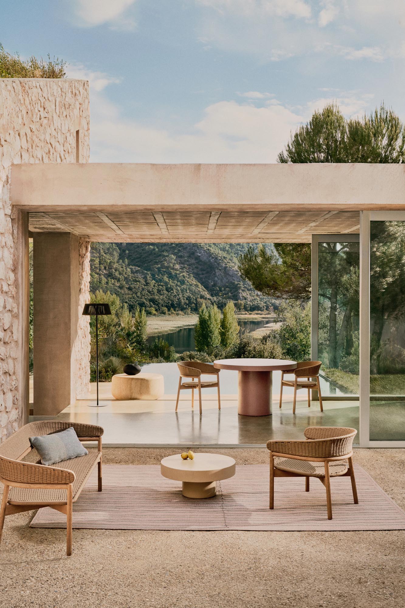 Erleben Sie den hellorangen Teppich Olivan von Kave Home – 100 % PET, vielseitig einsetzbar, langlebig und umweltfreundlich. Perfekt für jeden Raum!