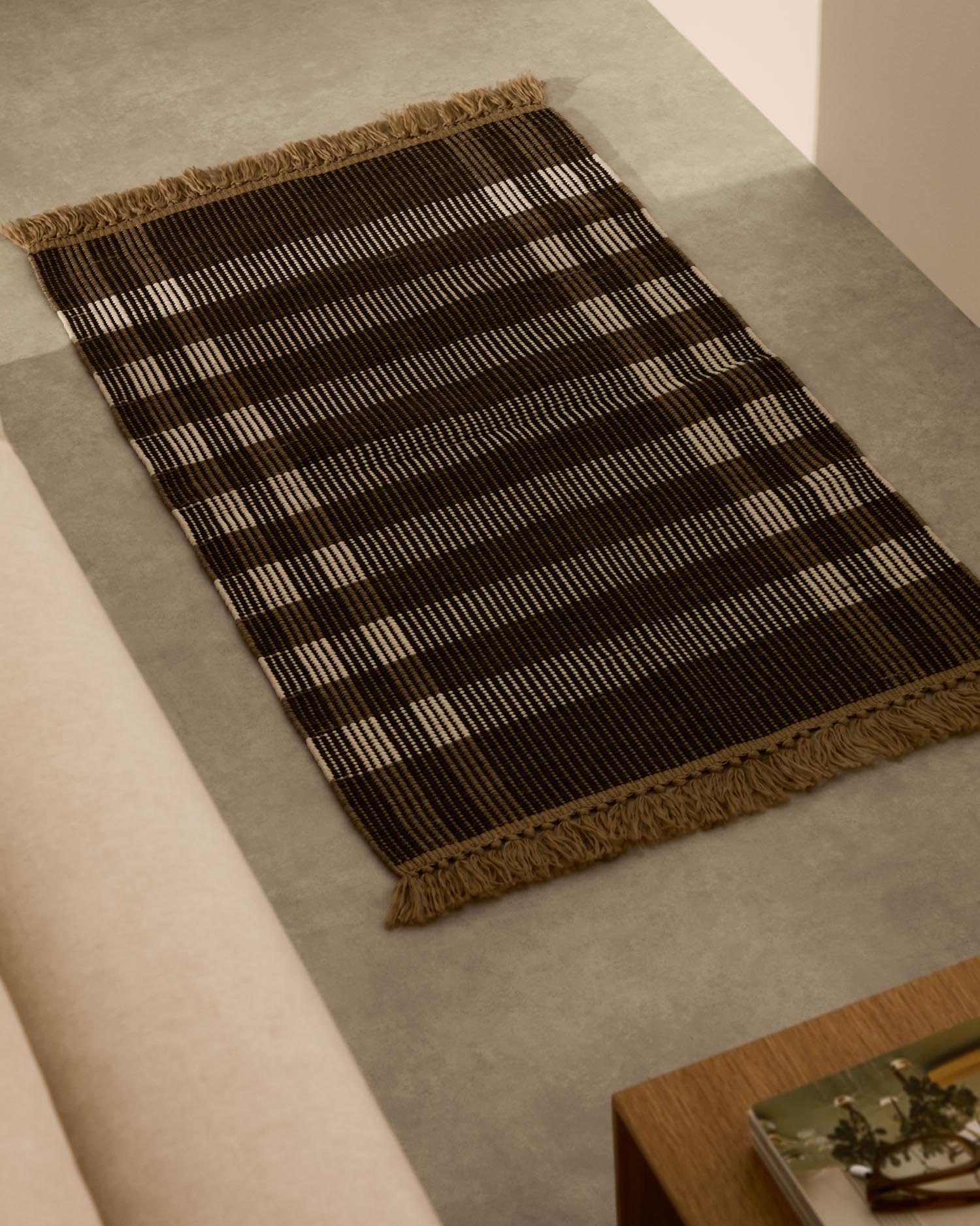 Entdecken Sie den stilvollen Teppich Barani in Braun und Schwarz (60 x 90 cm) von Kave Home – handgefertigt, langlebig und vielseitig einsetzbar.