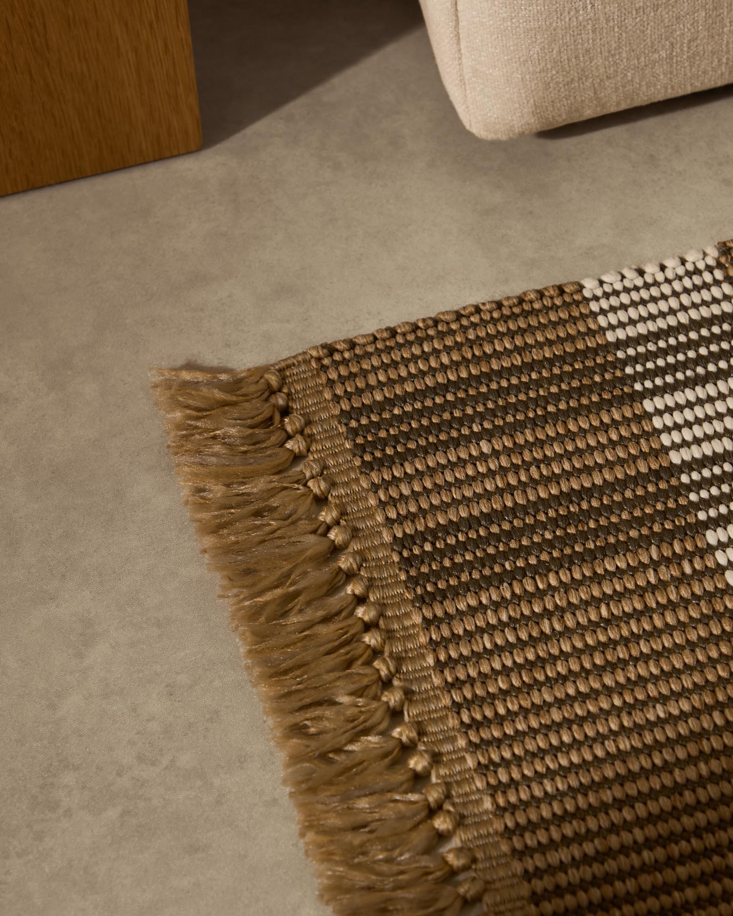 Erleben Sie den einzigartigen Teppich Barani (60 x 90 cm) von Kave Home. Handgefertigt aus robusten synthetischen Fasern in elegantem Braun und Beige, perfekt für drinnen und draußen.