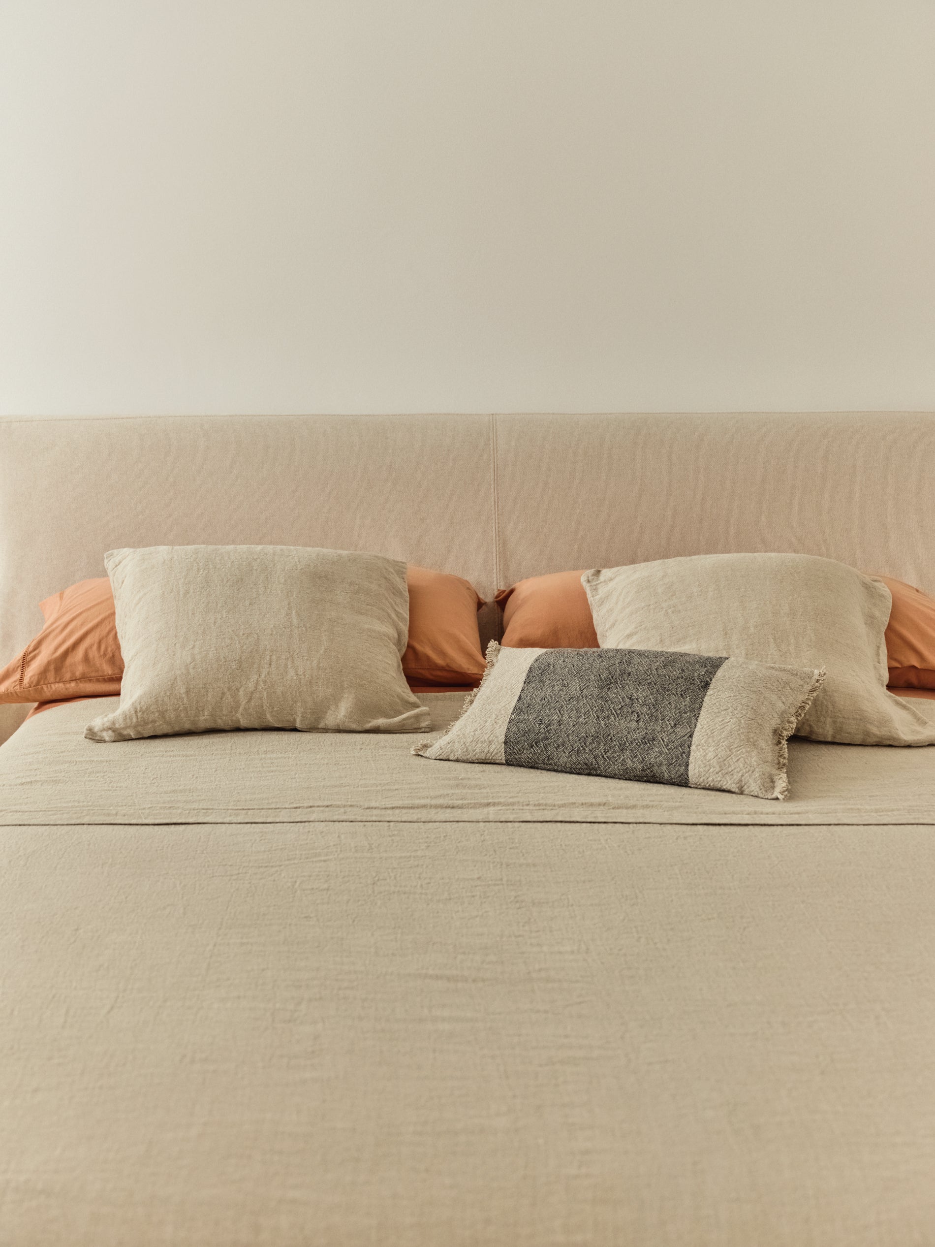 Tagesdecke Tandi aus 100 % Leinen in Beige für 150/160-cm-Betten in Natur präsentiert im Onlineshop von KAQTU Design AG. Wolldecke ist von Kave Home