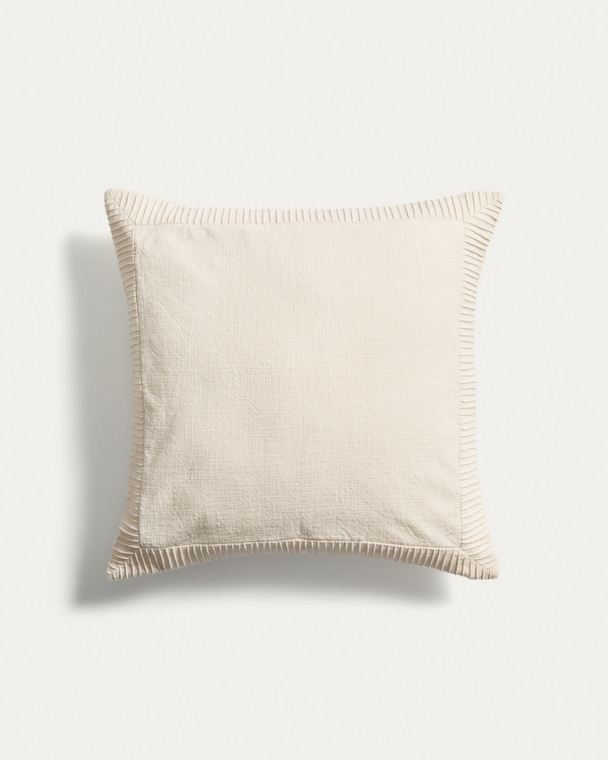 Kissenbezug Luadia aus Baumwolle mit Plisseedetail in Ecru, 50 x 50 cm in Ecru präsentiert im Onlineshop von KAQTU Design AG. Deko Kissenbezug ist von Kave Home