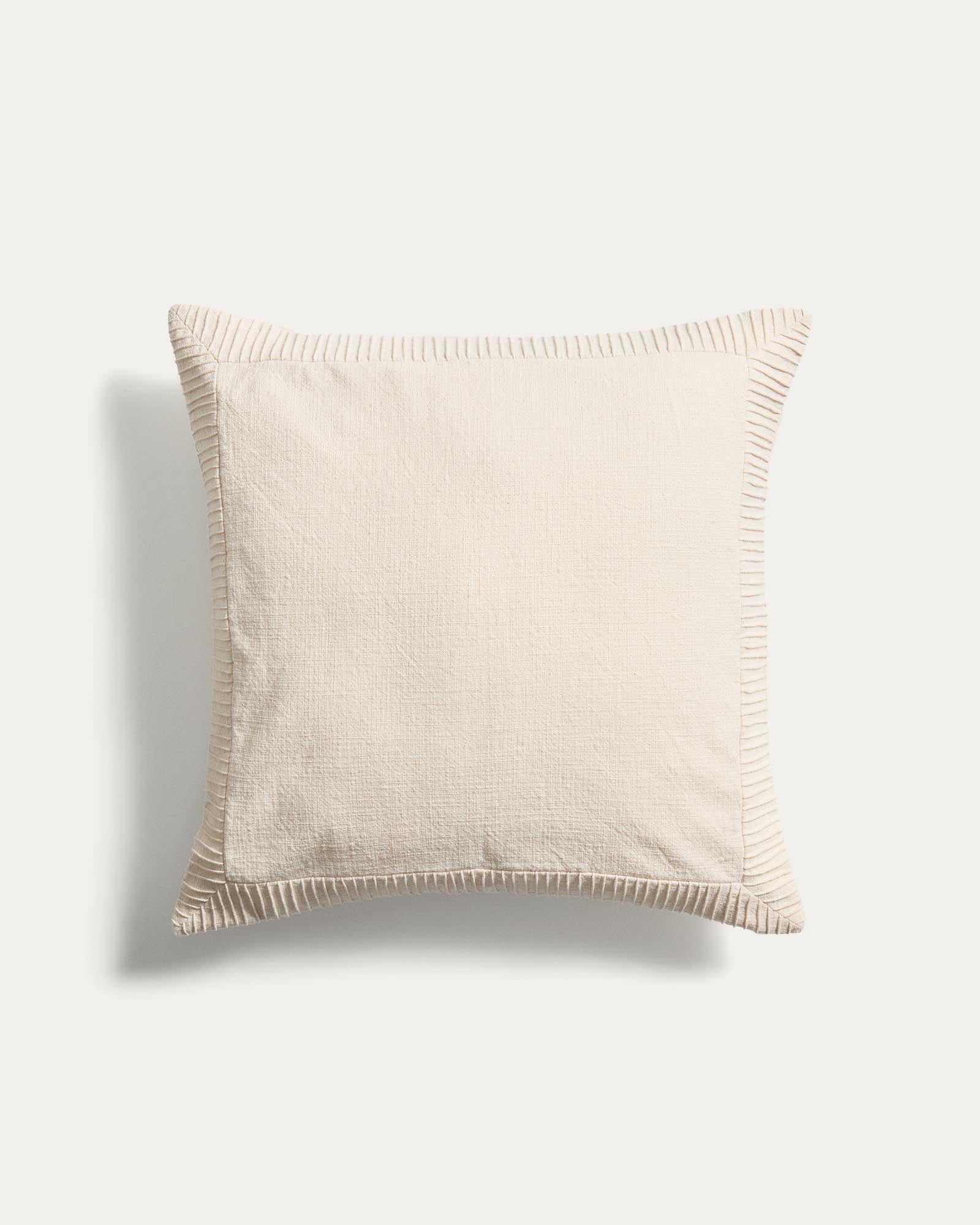 Kissenbezug Luadia aus Baumwolle mit Plisseedetail in Ecru, 50 x 50 cm in Ecru präsentiert im Onlineshop von KAQTU Design AG. Deko Kissenbezug ist von Kave Home