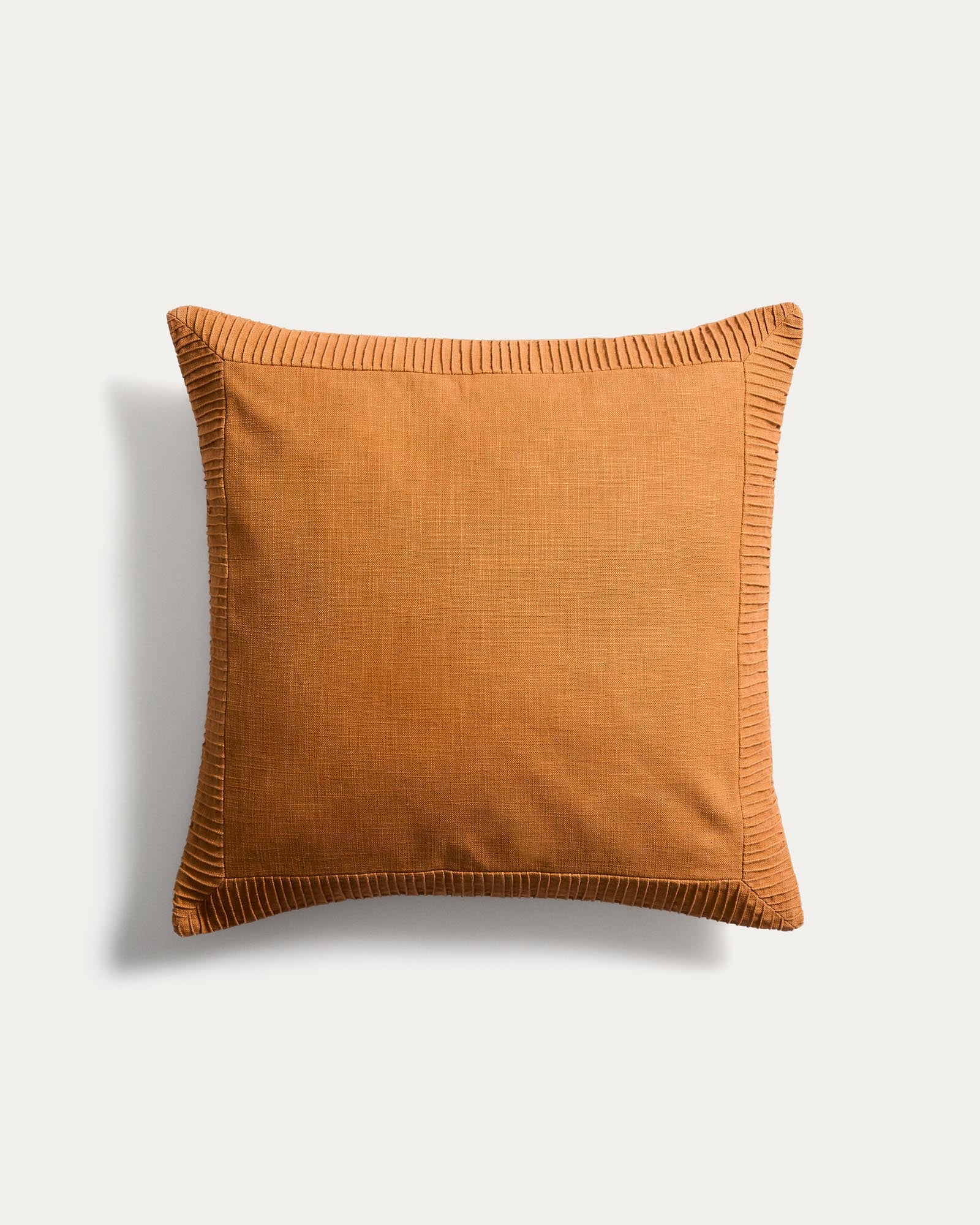 Kissenbezug Luadia aus Baumwolle mit Plisseedetail in Orange, 50 x 50 cm in Orange präsentiert im Onlineshop von KAQTU Design AG. Deko Kissenbezug ist von Kave Home