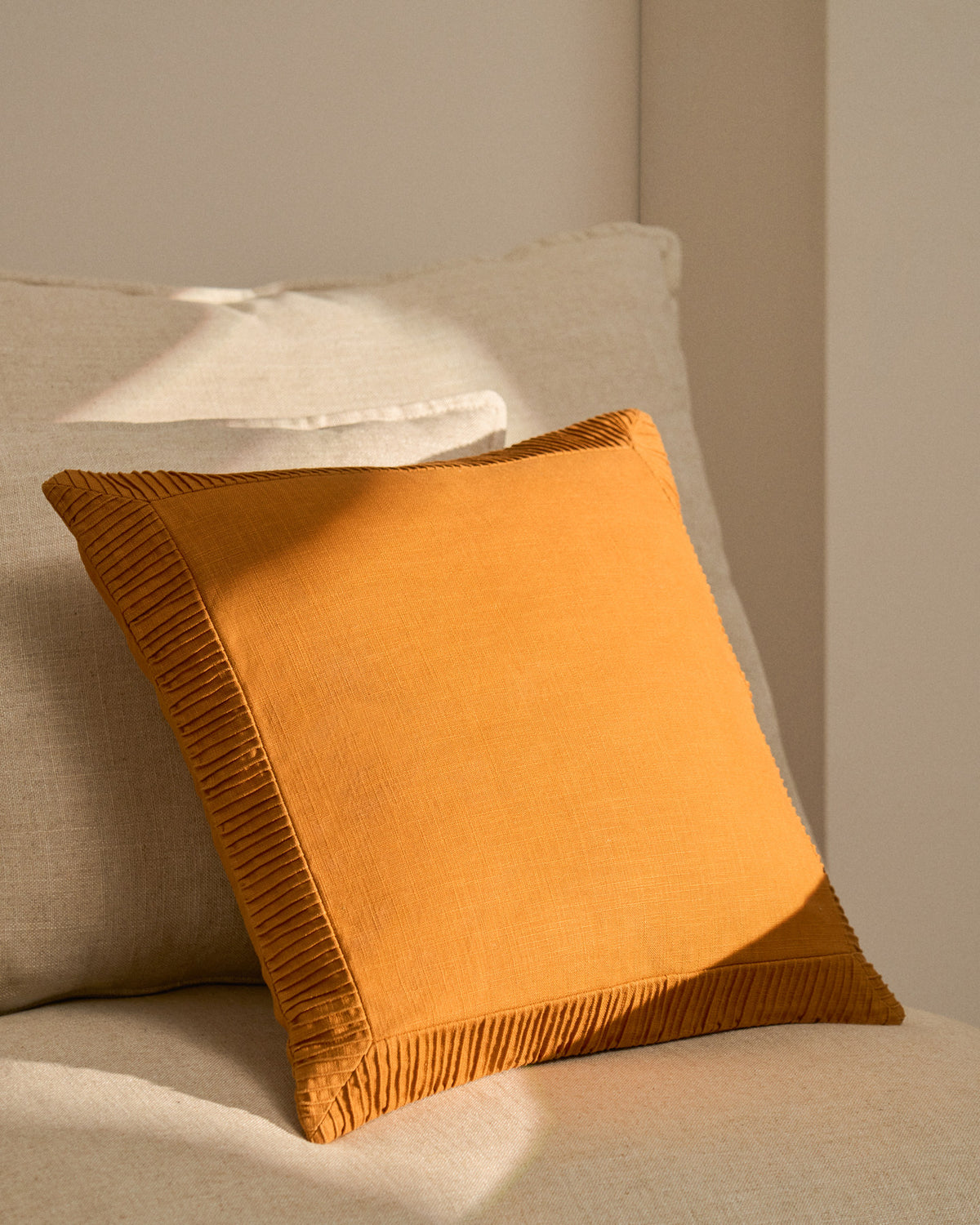Kissenbezug Luadia aus Baumwolle mit Plisseedetail in Orange, 50 x 50 cm in Orange präsentiert im Onlineshop von KAQTU Design AG. Deko Kissenbezug ist von Kave Home