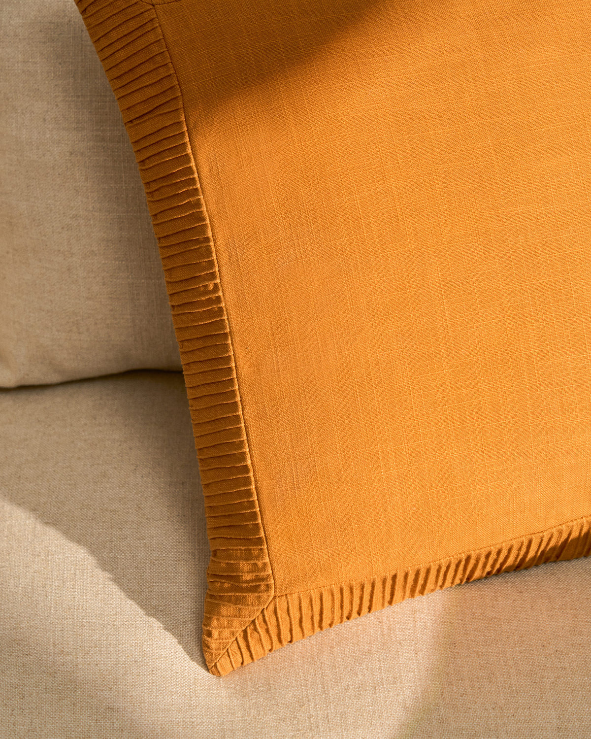 Kissenbezug Luadia aus Baumwolle mit Plisseedetail in Orange, 50 x 50 cm in Orange präsentiert im Onlineshop von KAQTU Design AG. Deko Kissenbezug ist von Kave Home