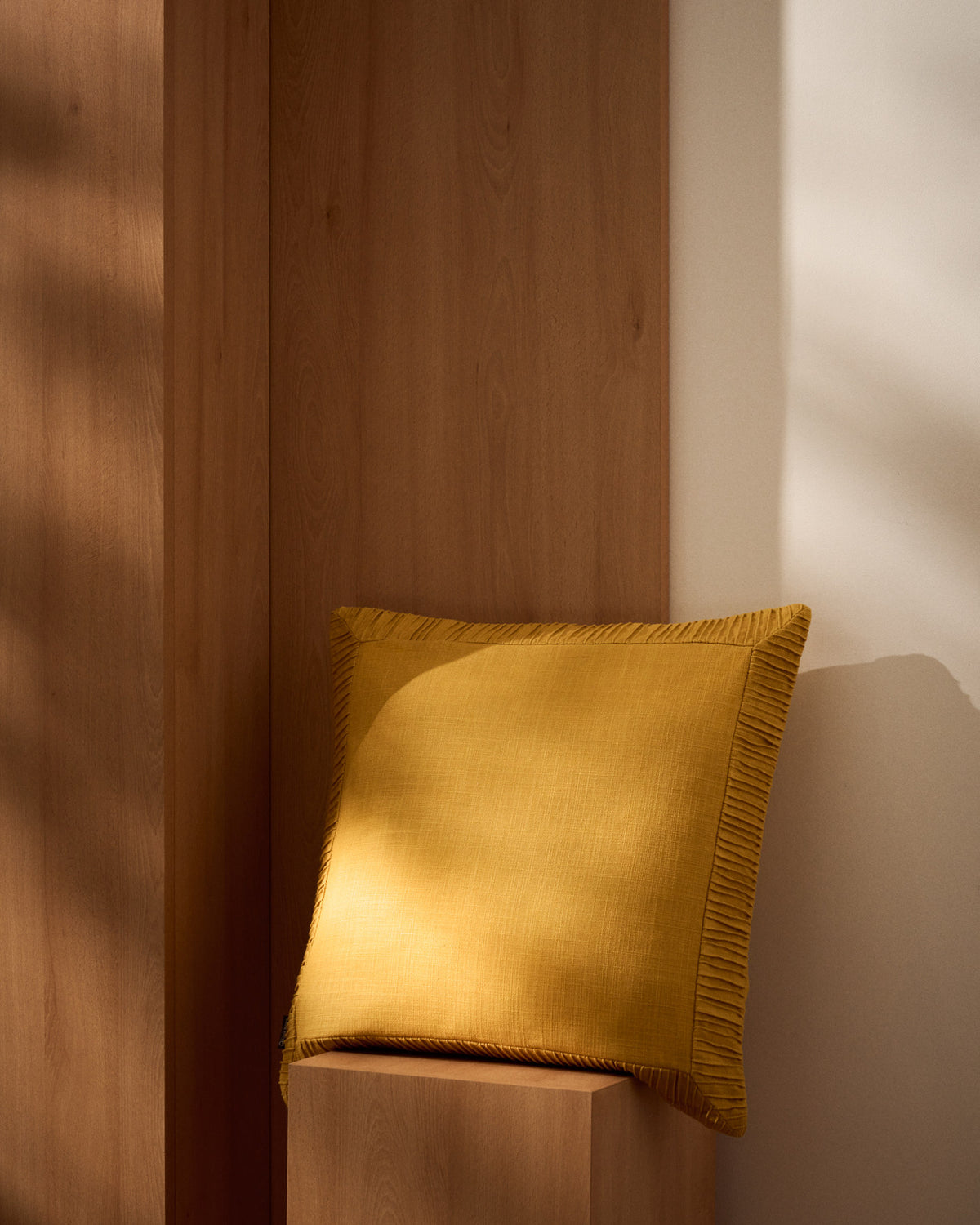 Kissenbezug Luadia aus Baumwolle mit Plisseedetail in Gelb, 50 x 50 cm in Gelb präsentiert im Onlineshop von KAQTU Design AG. Deko Kissenbezug ist von Kave Home