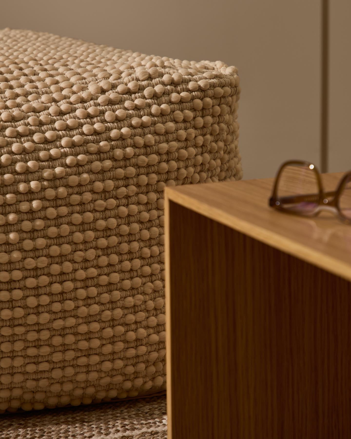 Mascarell Pouf aus Baumwolle und Polyester weiß 60 x 60 cm in Weiß präsentiert im Onlineshop von KAQTU Design AG. Pouf ist von Kave Home