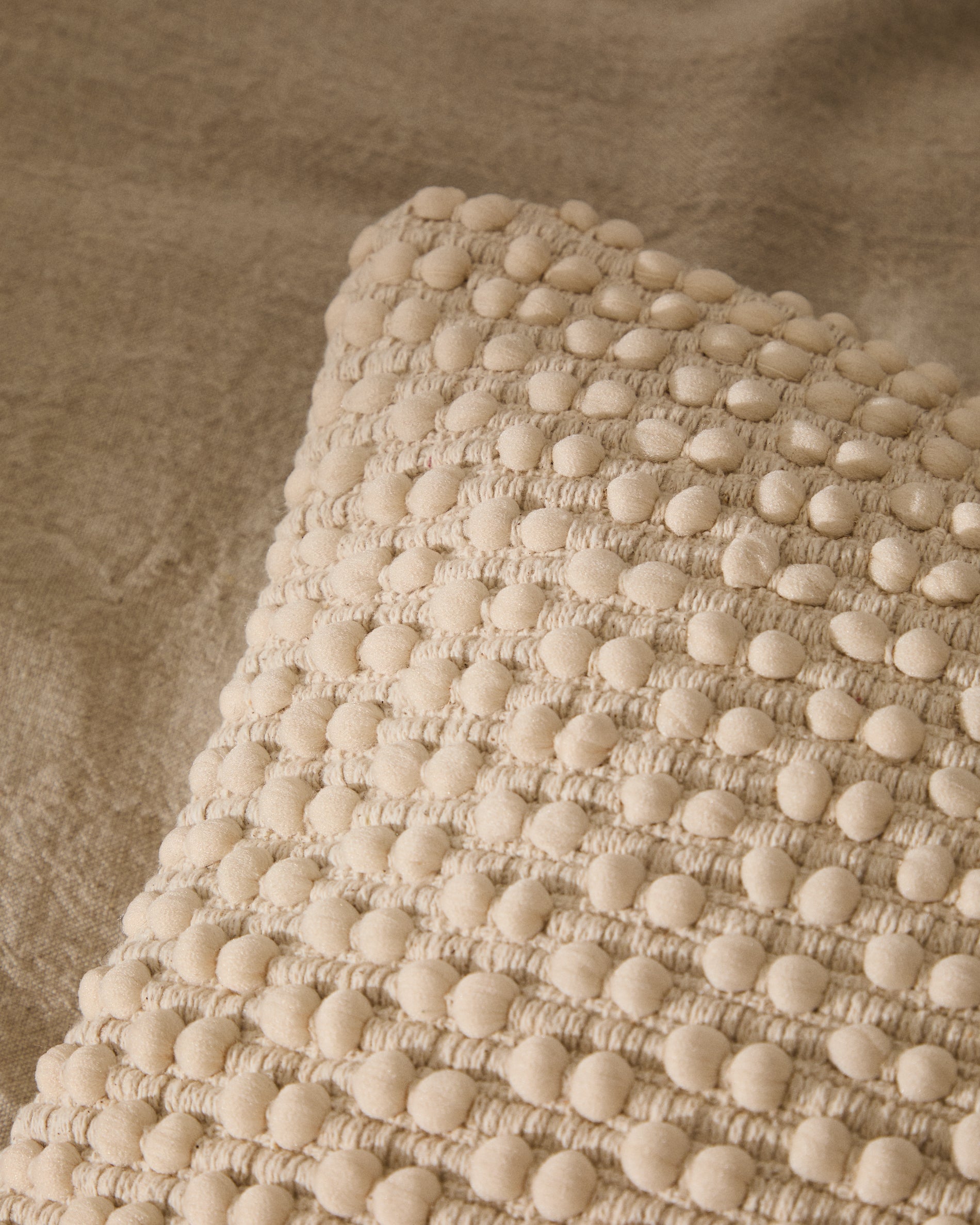 Kissenhülle Mascarell aus weißer Baumwolle und Polyester 50 x 50 cm in Weiß präsentiert im Onlineshop von KAQTU Design AG. Deko Kissenbezug ist von Kave Home