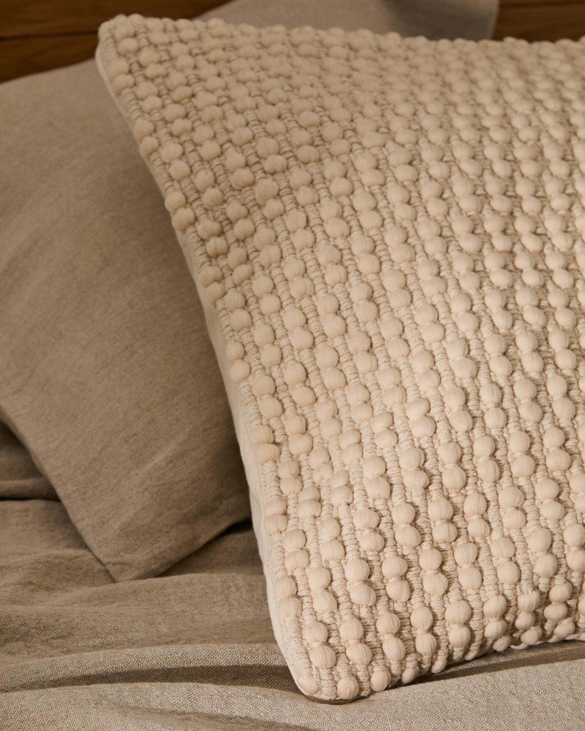 Kissenhülle Mascarell aus weißer Baumwolle und Polyester 50 x 50 cm in Weiß präsentiert im Onlineshop von KAQTU Design AG. Deko Kissenbezug ist von Kave Home