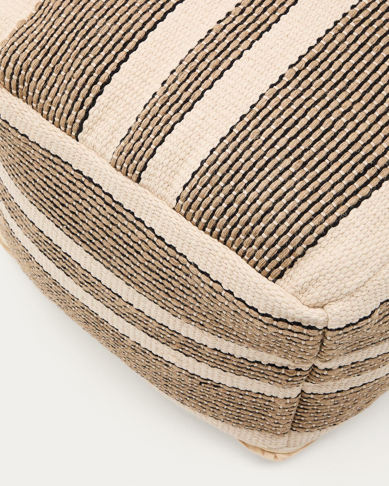 Erfrischen Sie Ihr Zuhause mit der stilvollen Pouf-Hülle Aylin aus hochwertiger Baumwolle und Jutestickerei in Beige – ideal für jeden Raum.