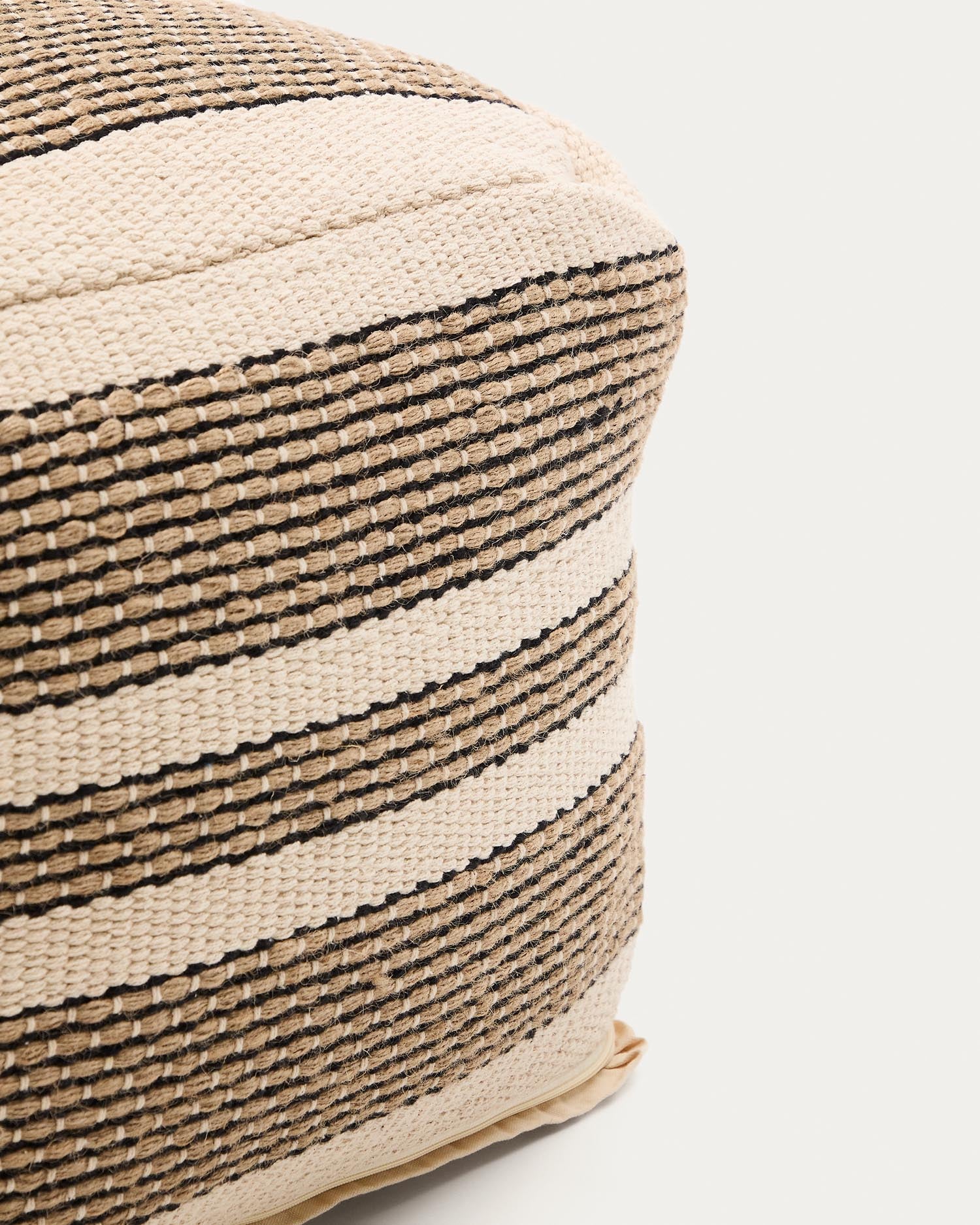 Verleihen Sie Ihrem Wohnraum mit der eleganten Pouf-Hülle Aylin aus Baumwolle und Jutestickerei in Beige einen Hauch von Gemütlichkeit und Stil.