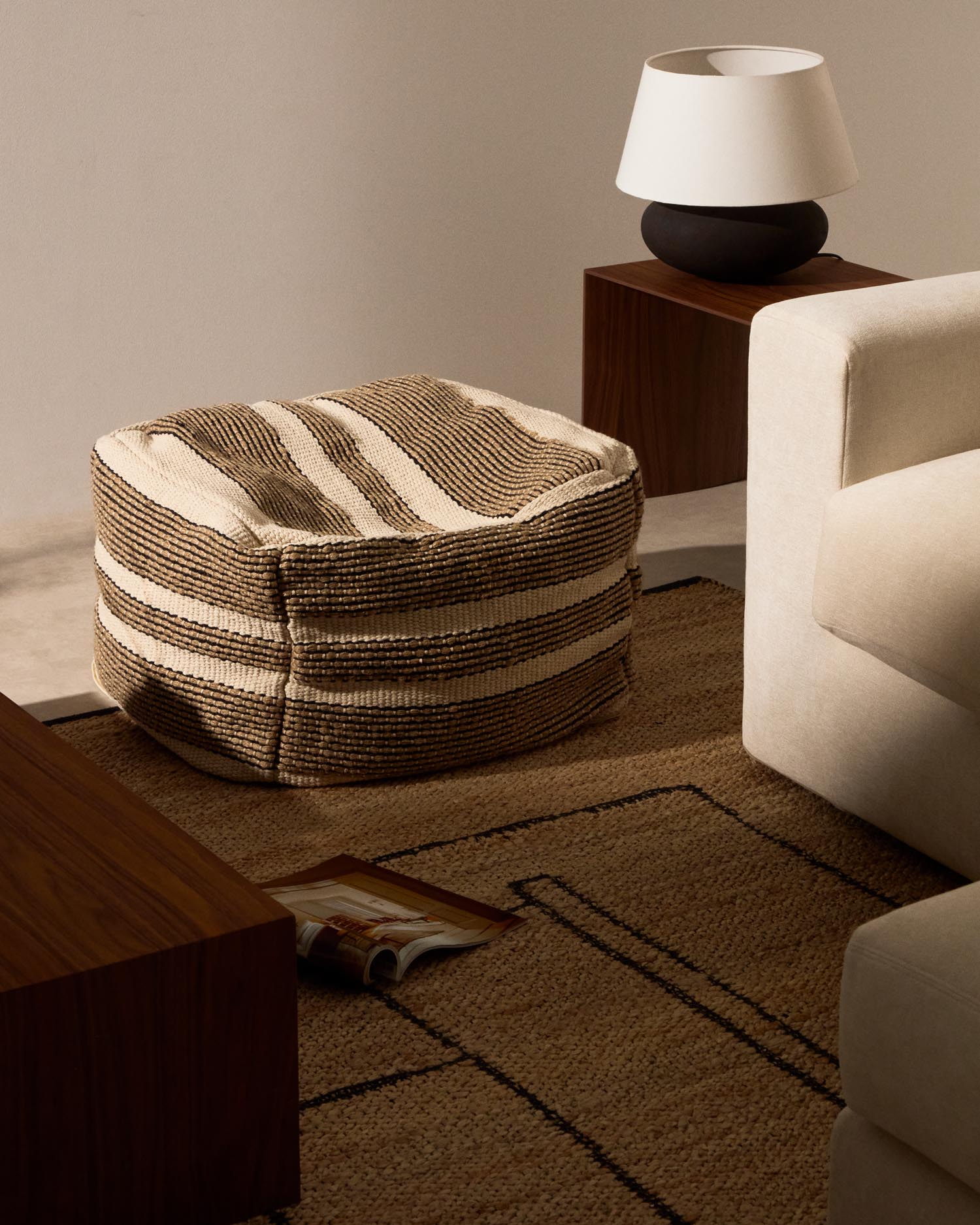 Entdecken Sie die stilvolle Pouf-Hülle Aylin aus hochwertiger Baumwolle mit eleganter Jutestickerei in Beige. Ideal für jedes Zuhause!